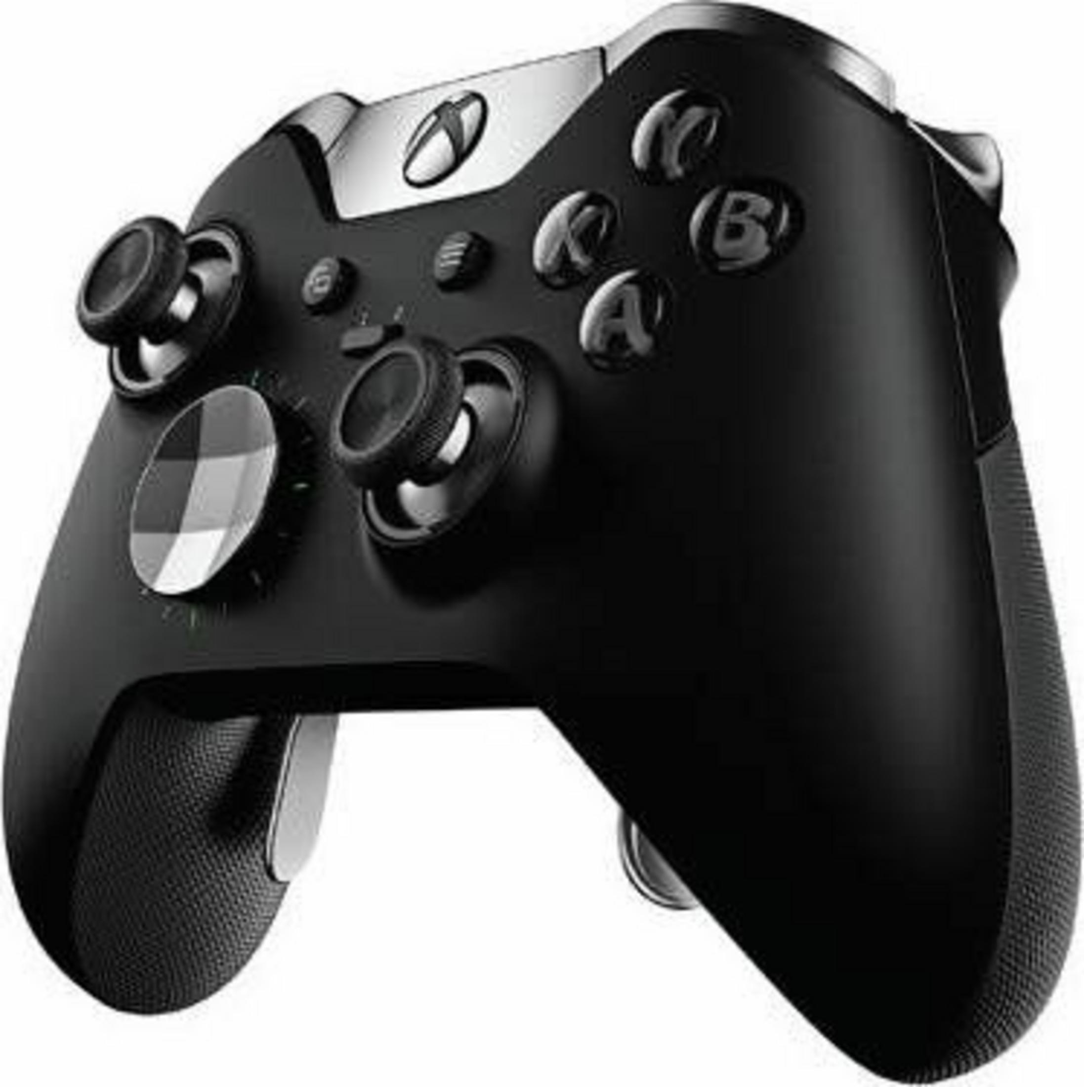 Schwarzer Xbox-Controller mit Knöpfen, Sticks und Triggern. Silberne Akzente auf der Oberseite.