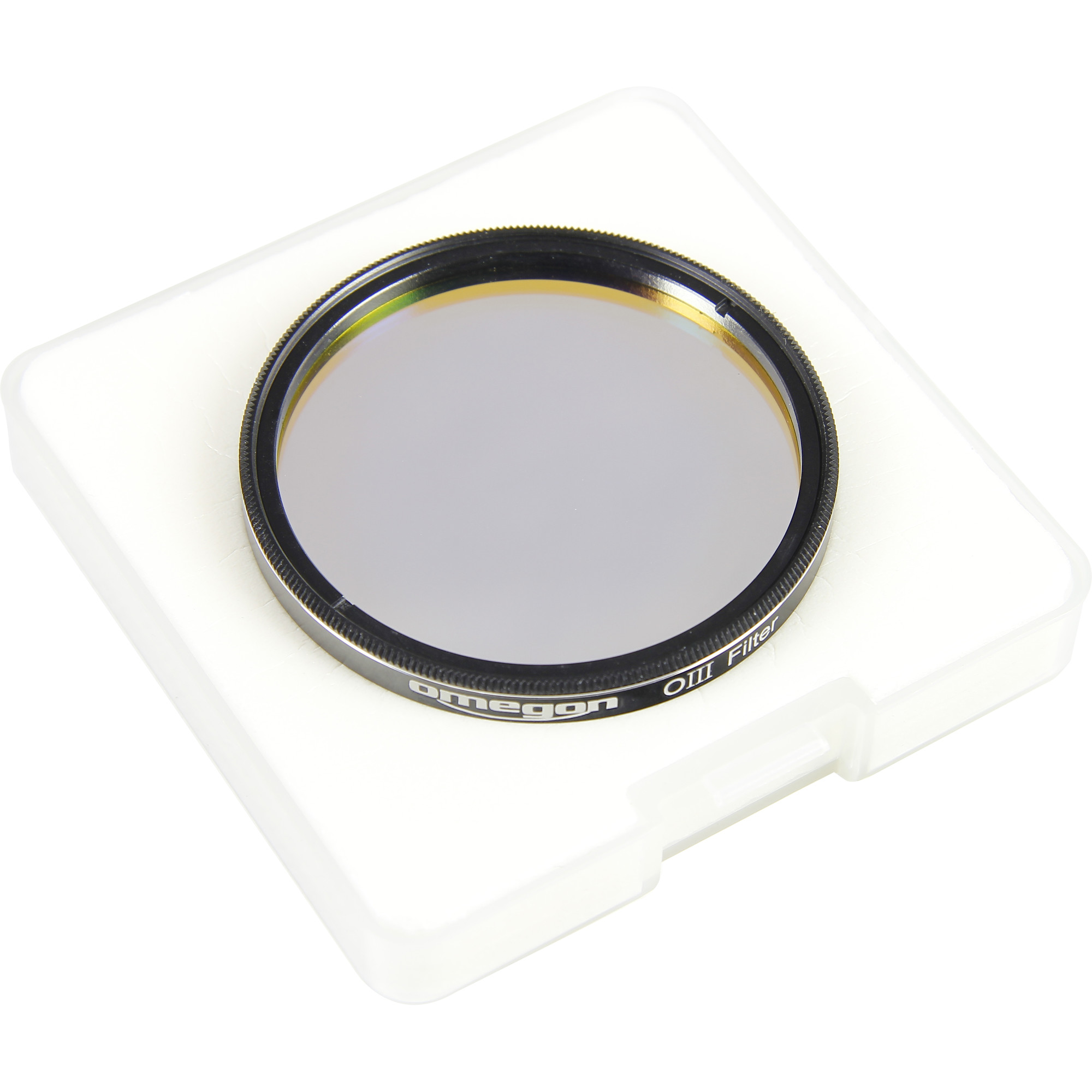 Ein Omegon OIII-Filter liegt in seiner weißen Plastikbox. Der Filter ist schwarz mit silbernem Rand und grauem Glas.