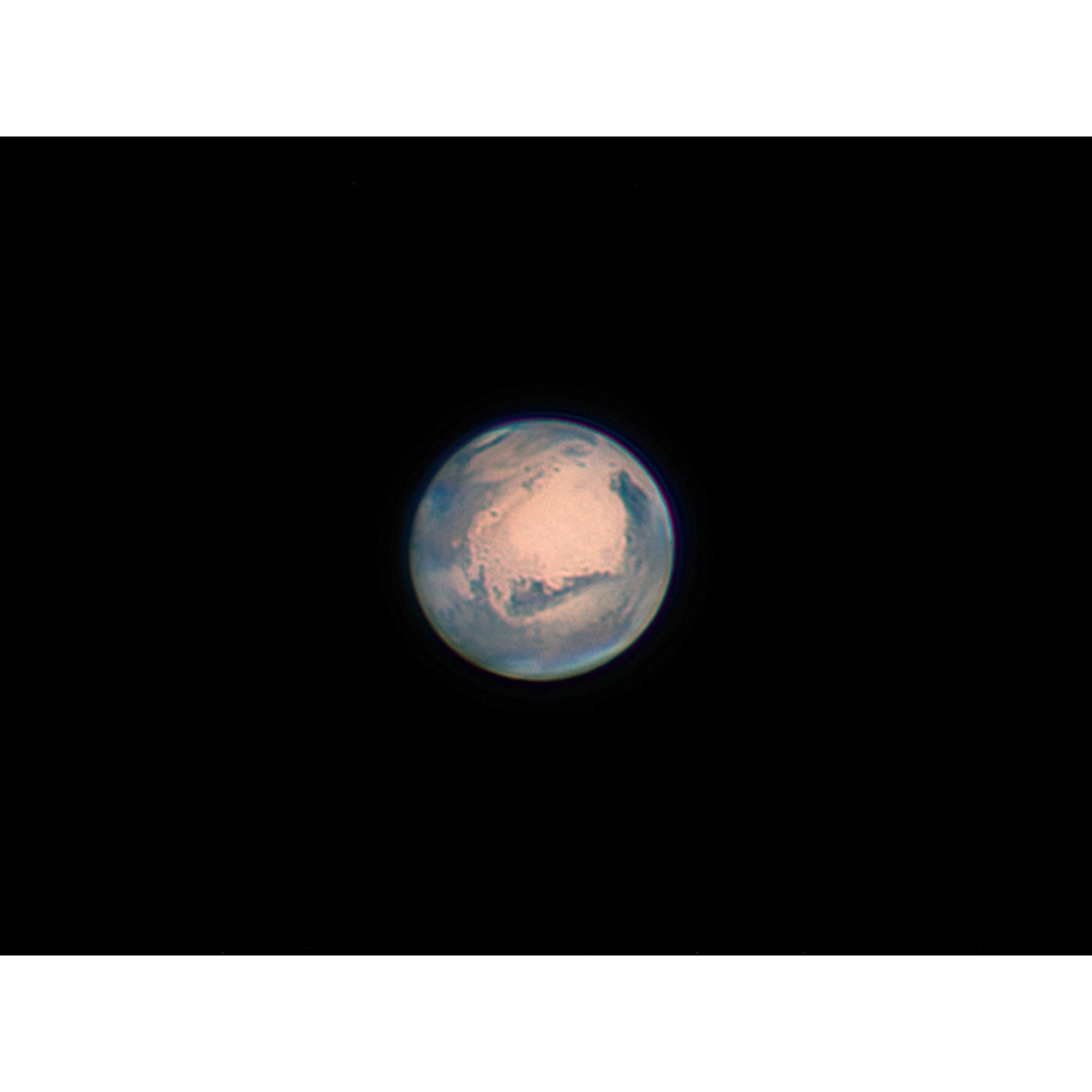 Rundes Bild des Mars vor schwarzem Weltraum. Der Mars ist hellbraun und blau und zeigt Oberflächendetails.