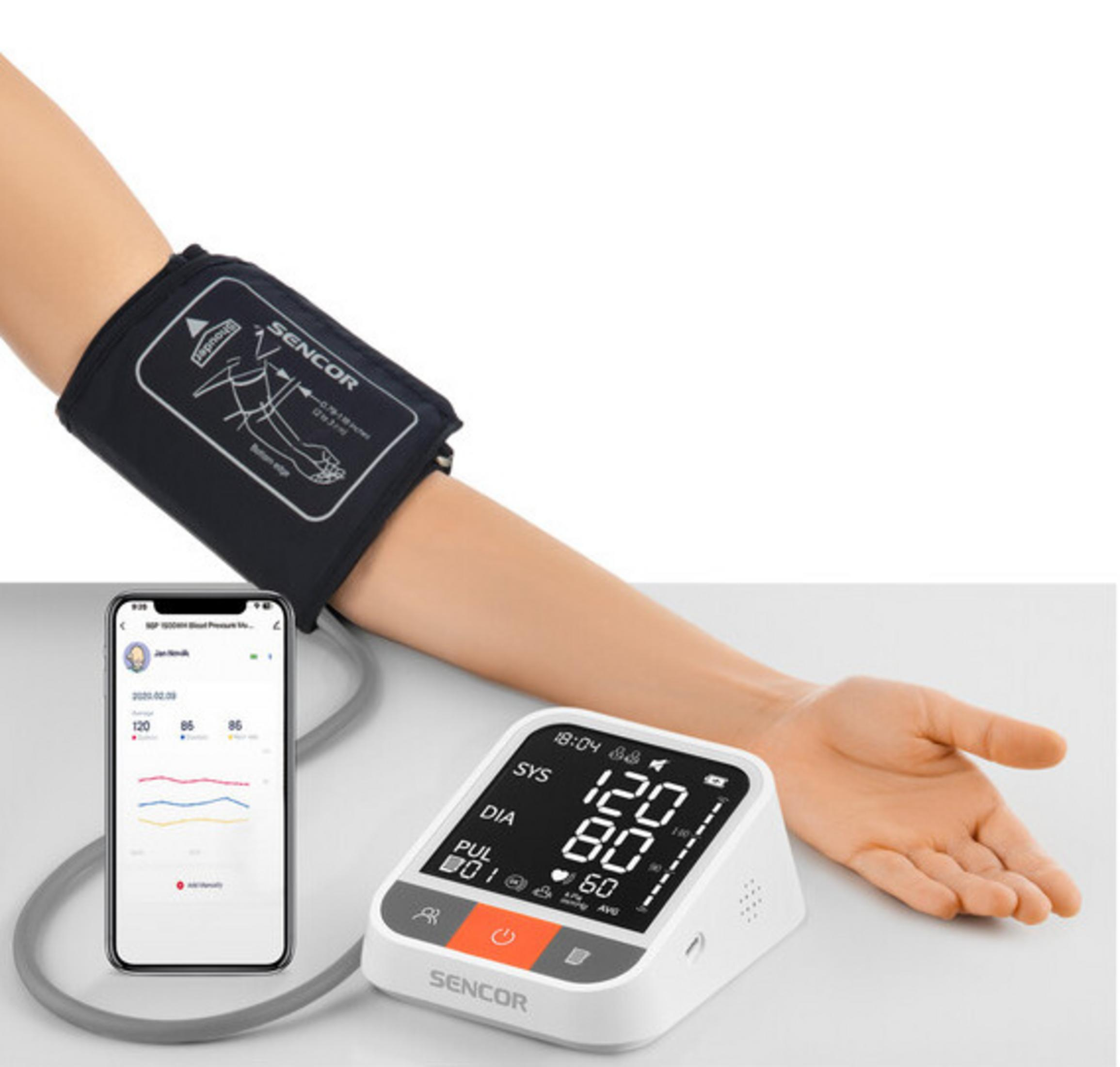 Braccio con bracciale per pressione sanguigna, monitor e smartphone. Vengono visualizzate le letture. Sfondo bianco.