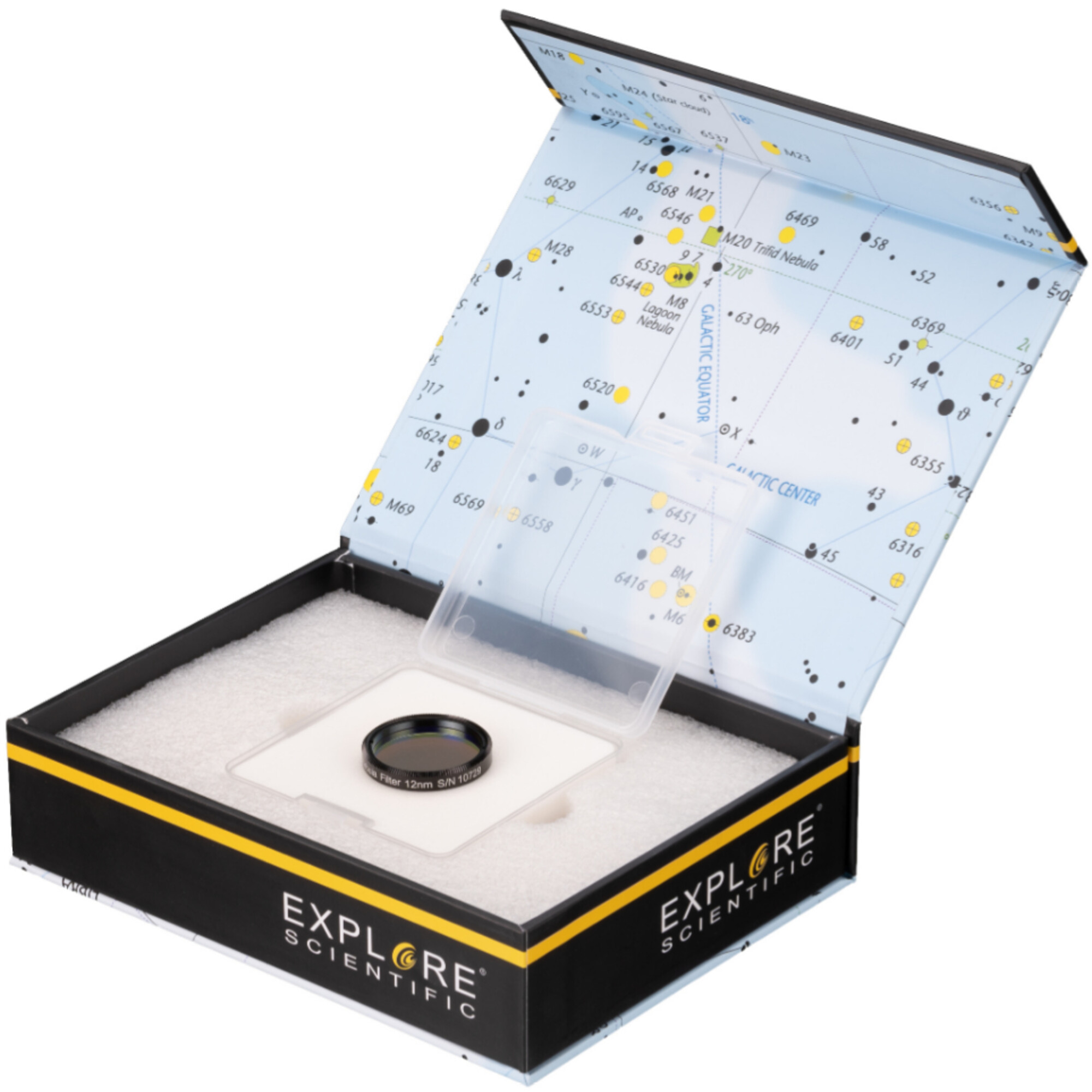 Geöffnete Box mit Sternkarte auf dem Deckel. Innen ein Filter und eine transparente Hülle auf weißem Schaum.