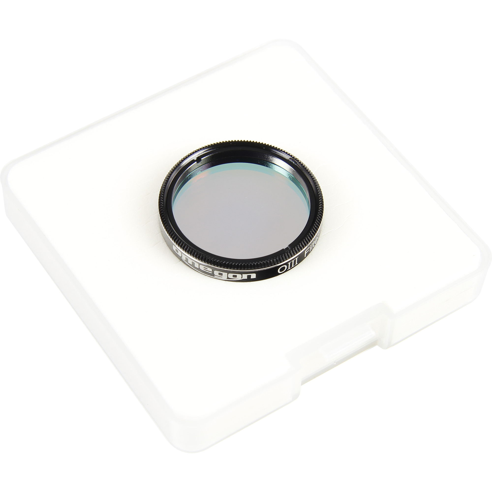 Ein Omegon OIII-Filter liegt auf einem weißen Gehäuse. Der Filter ist rund, schwarz und trägt den Markennamen.