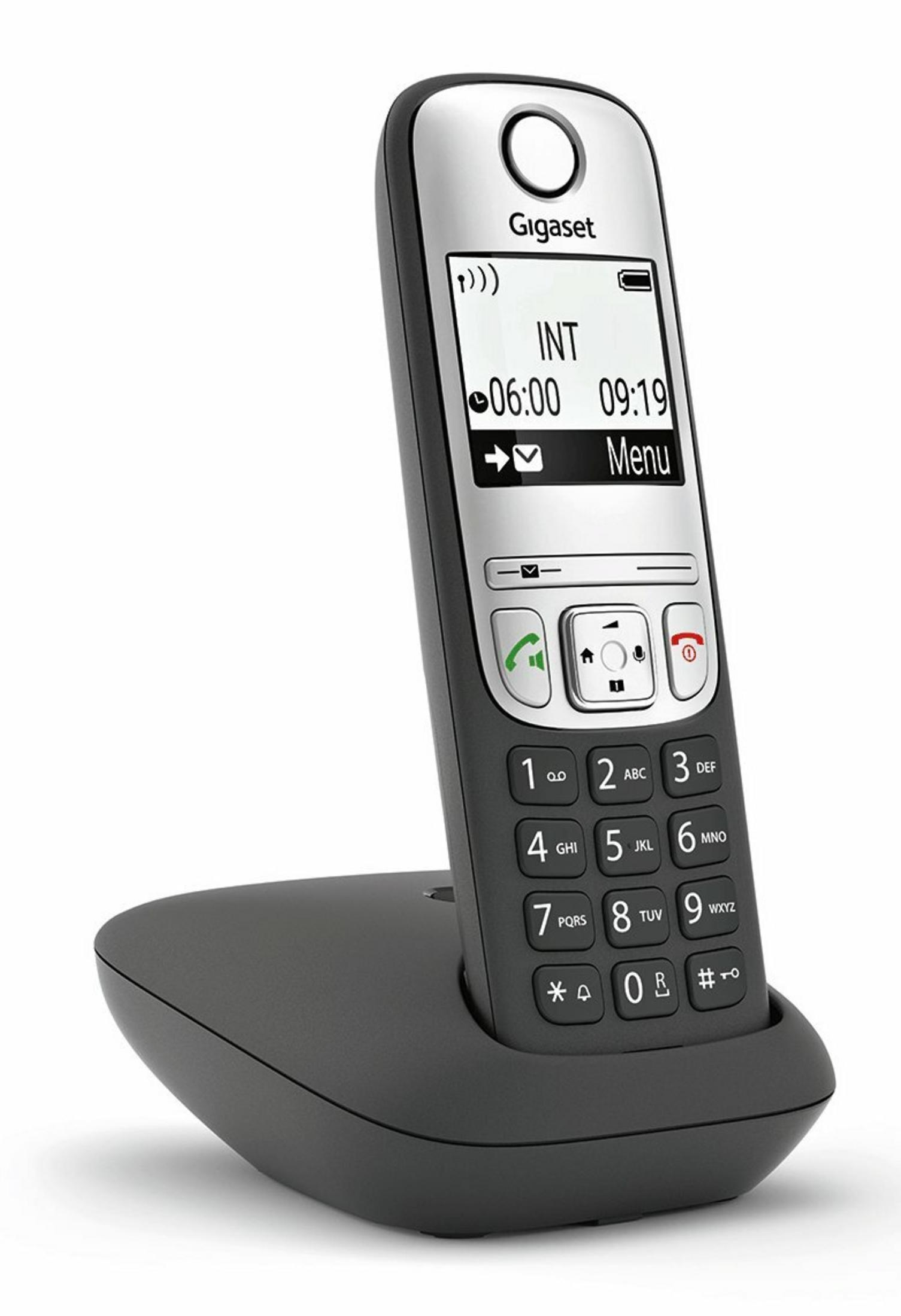 Un telefono cordless Gigaset con schermo che mostra l'ora e le opzioni del menu, su una base grigio scuro.