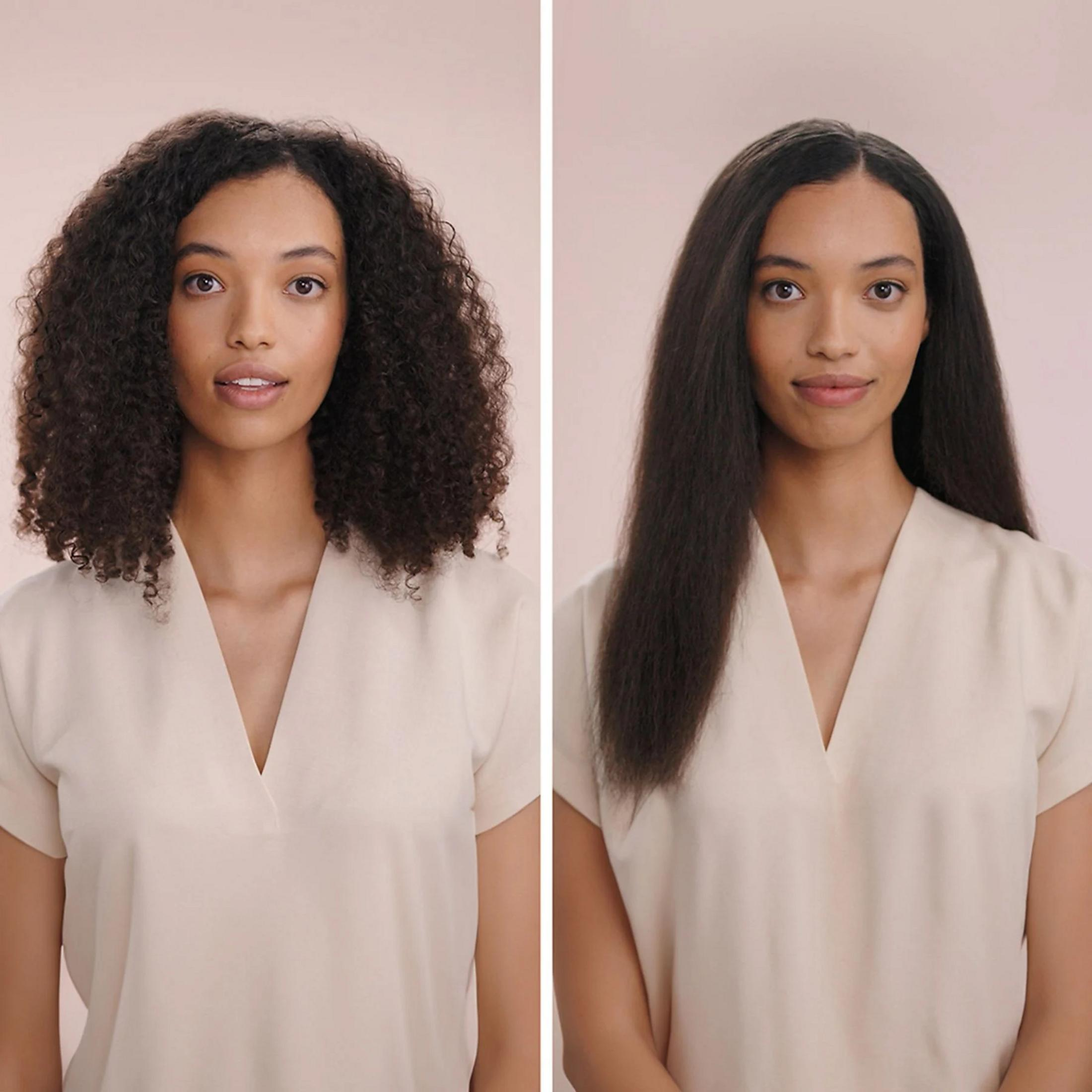 Das Bild zeigt eine Frau mit lockigem Haar links und glattem Haar rechts. Beide Seiten tragen das gleiche Outfit.