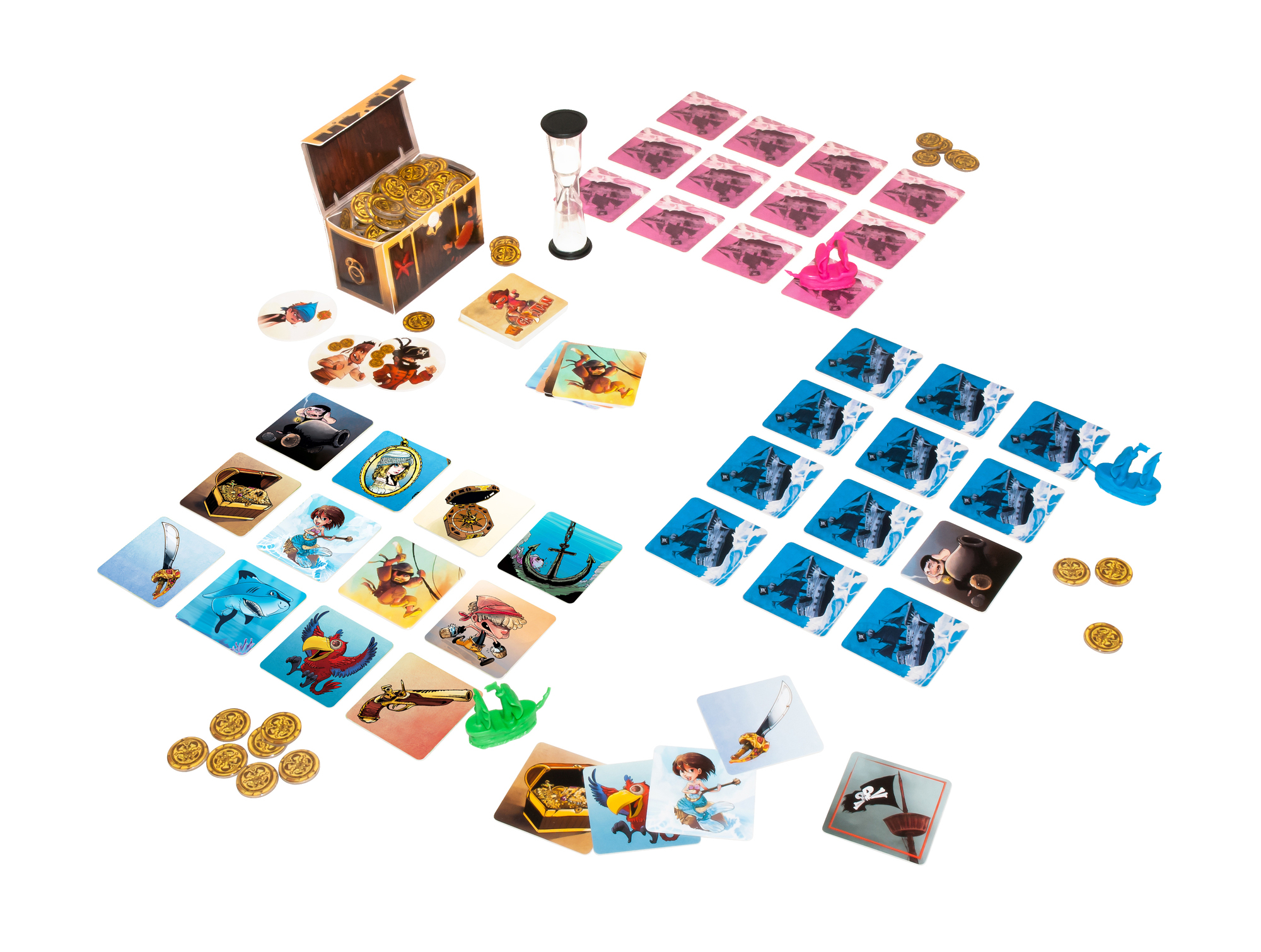 Ein Piraten-Brettspiel mit Karten, Münzen, einer Schatztruhe, einer Sanduhr und Spielfiguren auf weißem Untergrund.