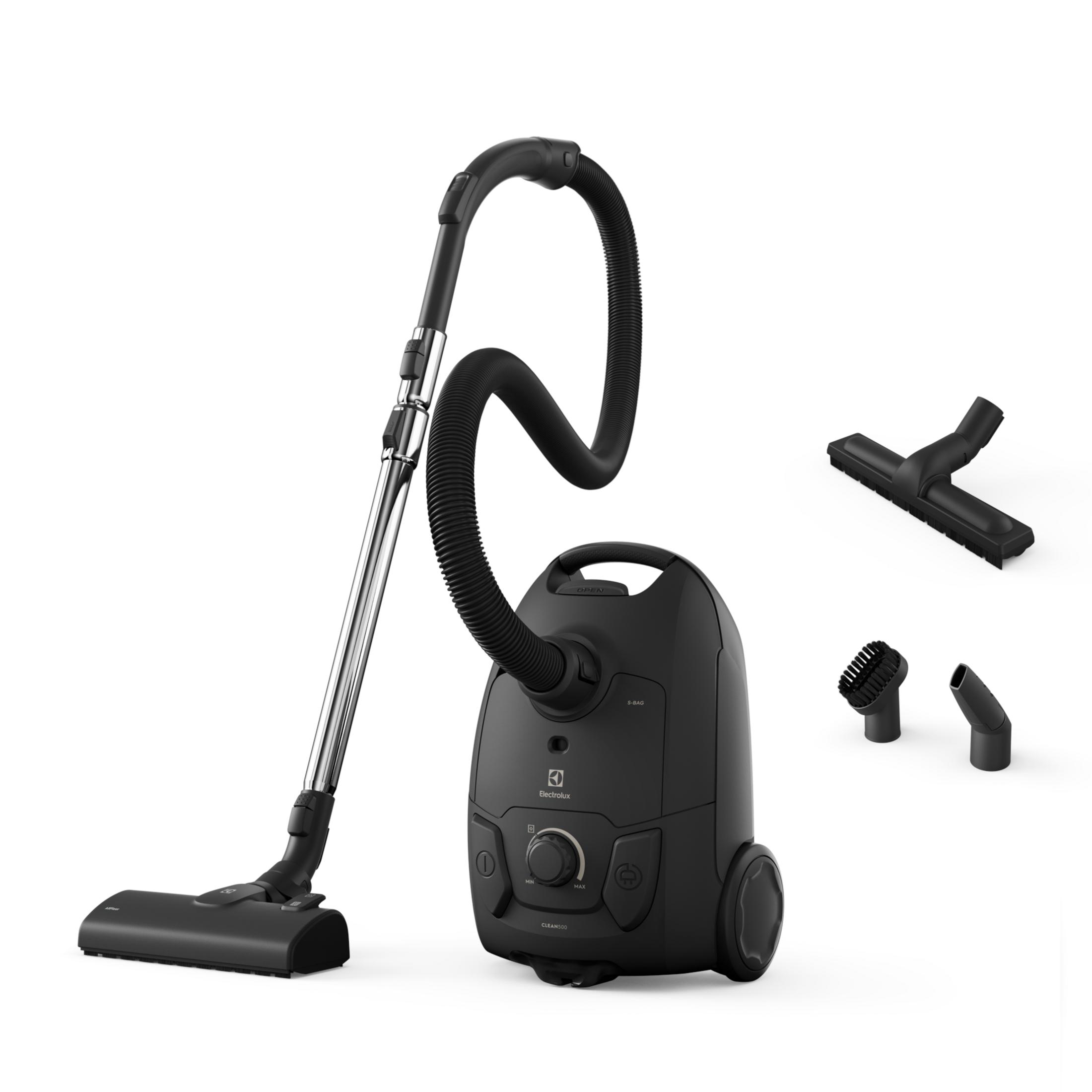 Aspiradora Electrolux negra con accesorios sobre fondo blanco. Incluye manguera, mango y ruedas.