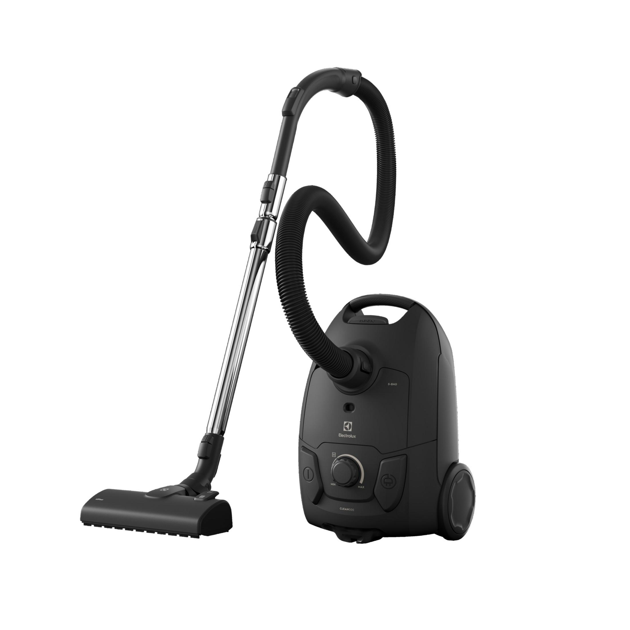 Una aspiradora Electrolux negra sobre fondo blanco. Tiene una manguera y un tubo metálico.