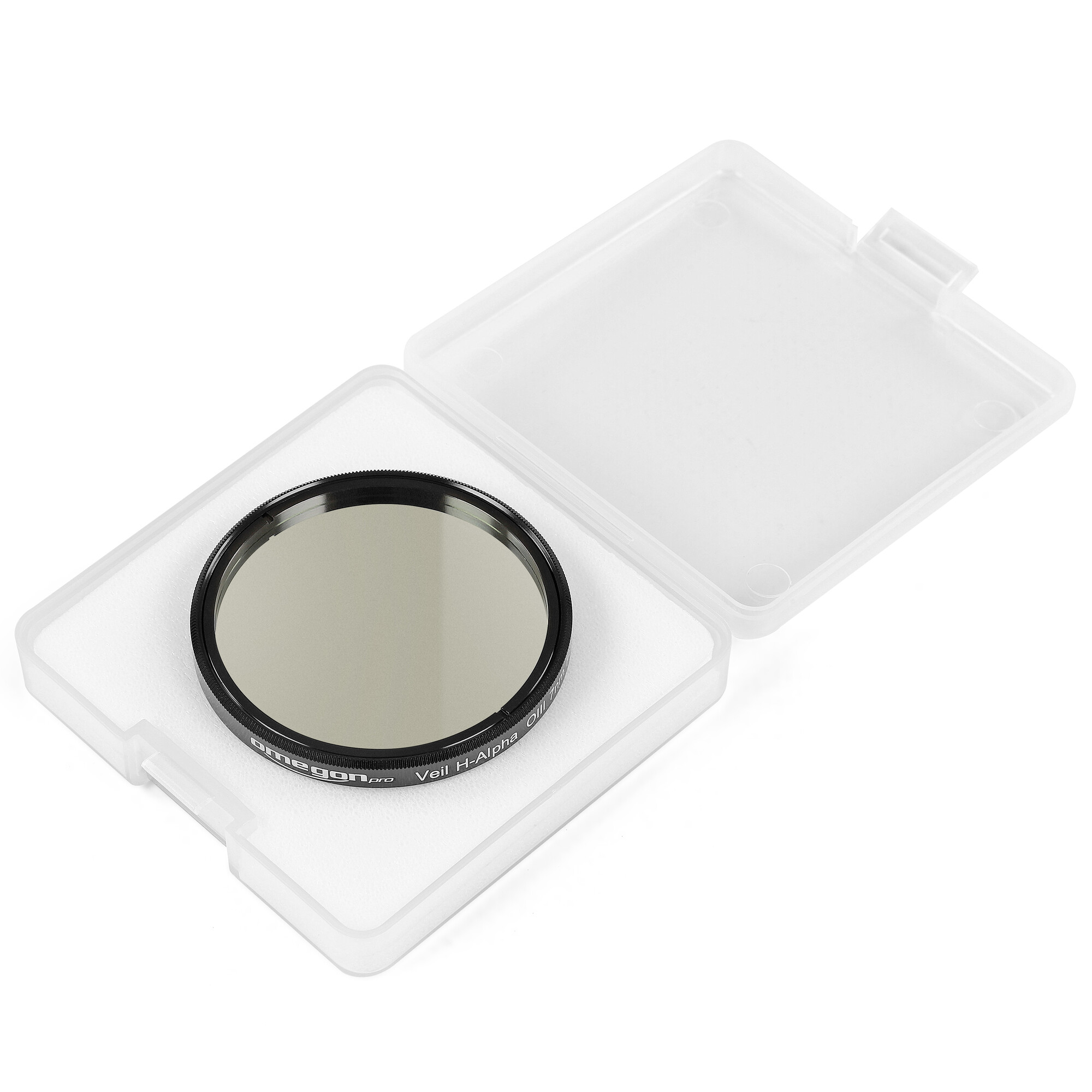 Ein Omegon pro Kamerafilter liegt in einer offenen, weißen Plastikbox. Der Filter ist schwarz mit grauer Linse.
