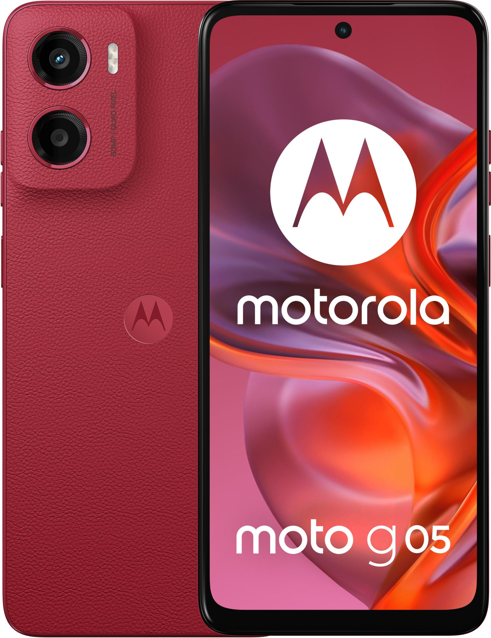 Rode Motorola Moto G05 telefoon. Beschikt over een dubbele camera, Motorola logo en een rode getextureerde achterkant.