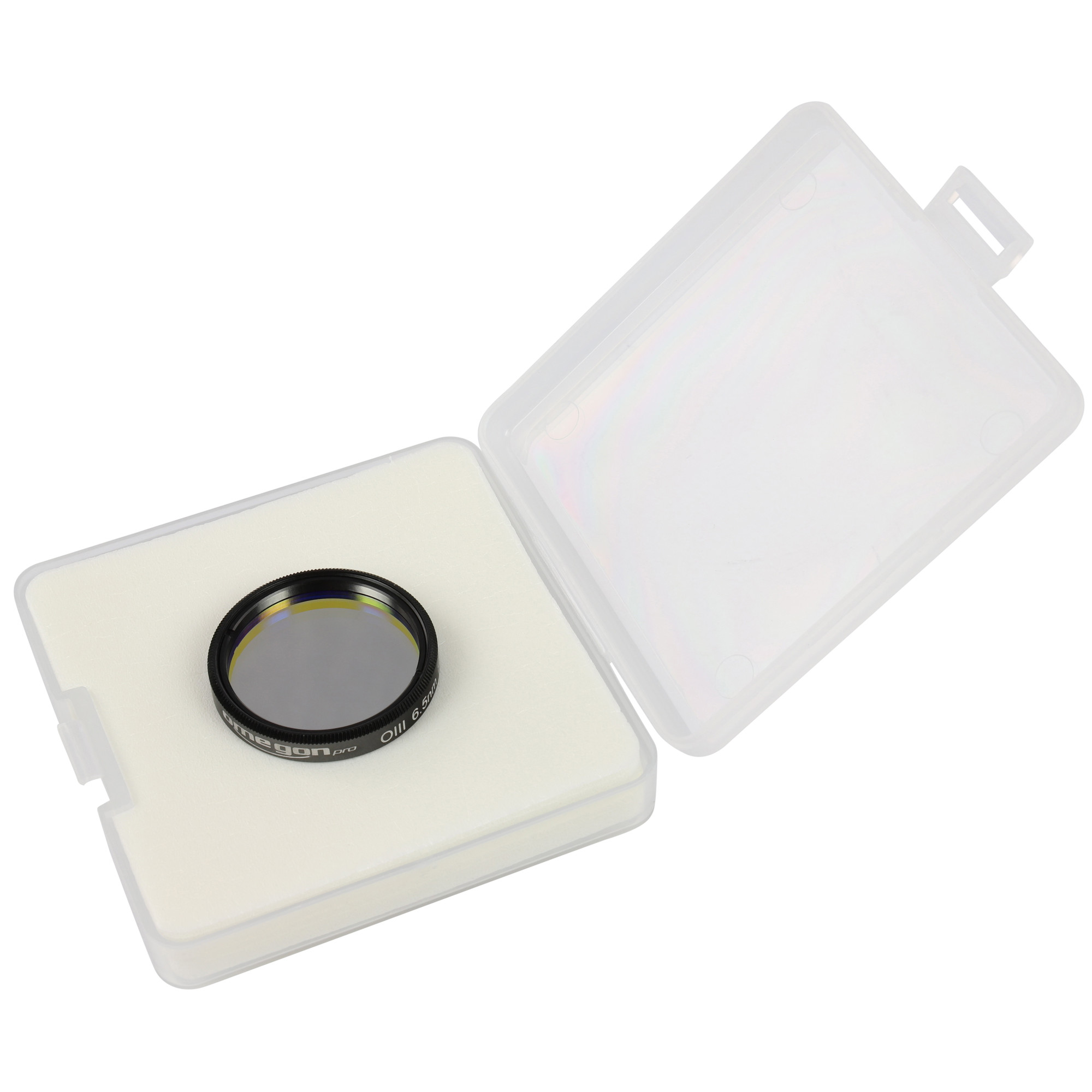 Ein OIII 6,5-nm-Filter in einer offenen Plastikbox. Der Filter ist schwarz mit silbernem Text und liegt auf weißem Schaumstoff.
