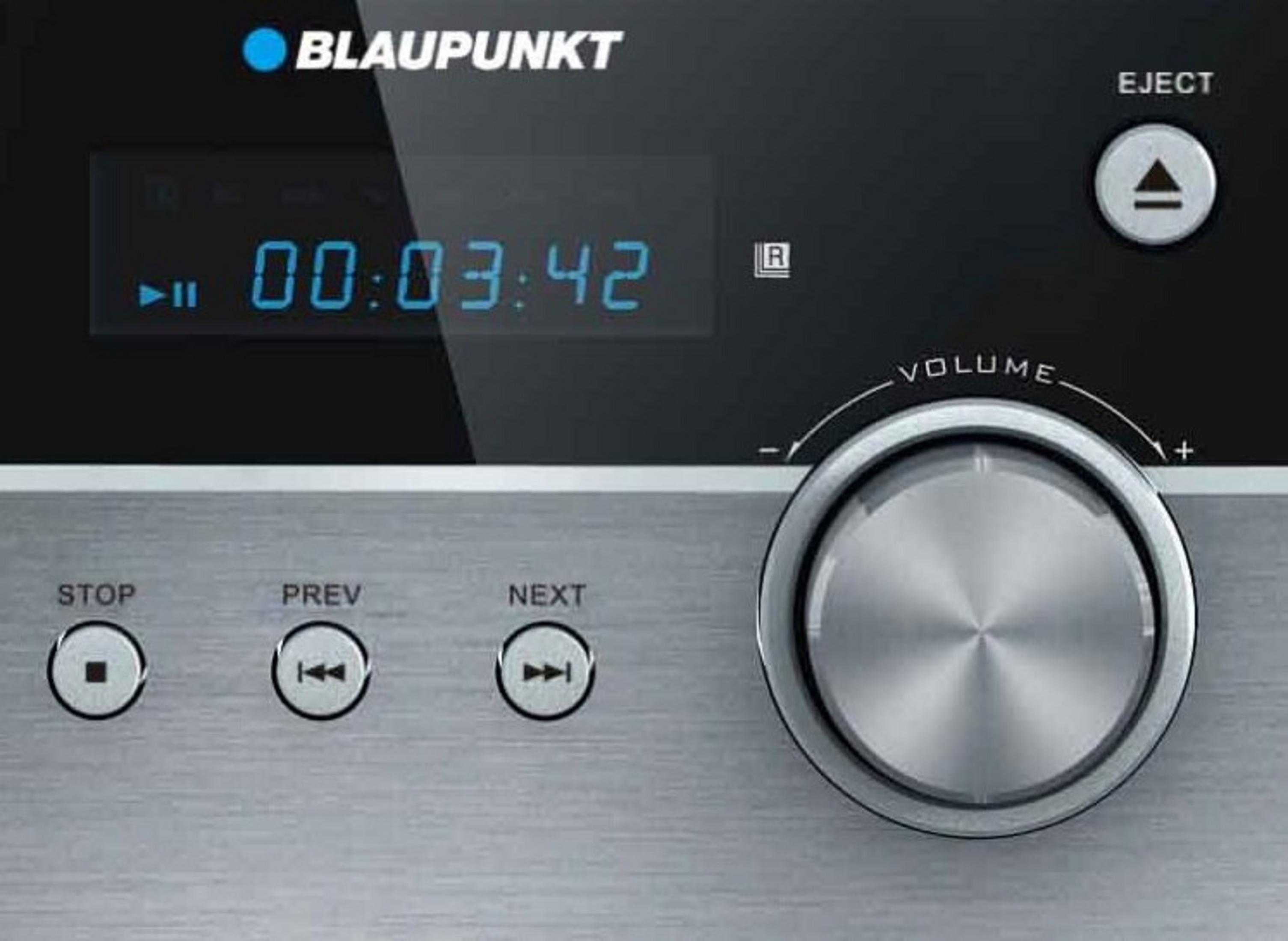 Un'autoradio Blaupunkt. Ha un display che mostra l'ora, pulsanti per stop, precedente, successivo e una manopola del volume.