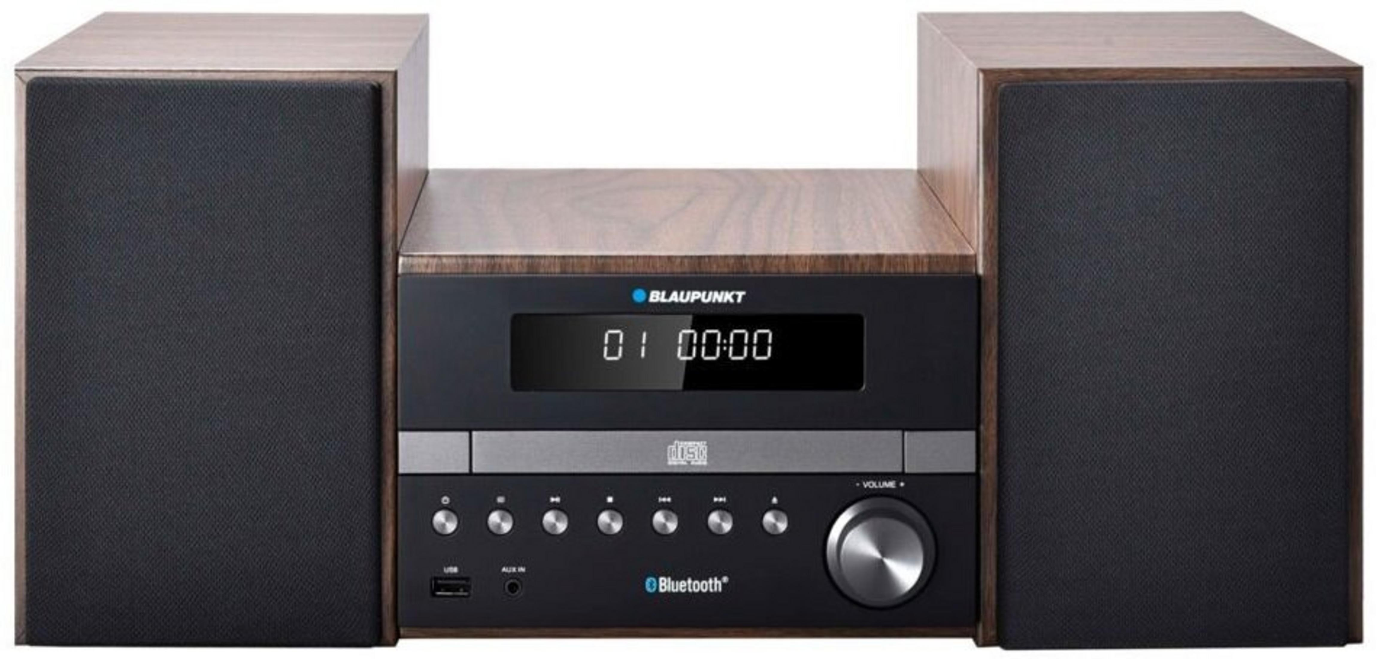 Un impianto stereo con due altoparlanti e un'unità centrale. L'unità ha un display e pulsanti. Gli altoparlanti sono neri.