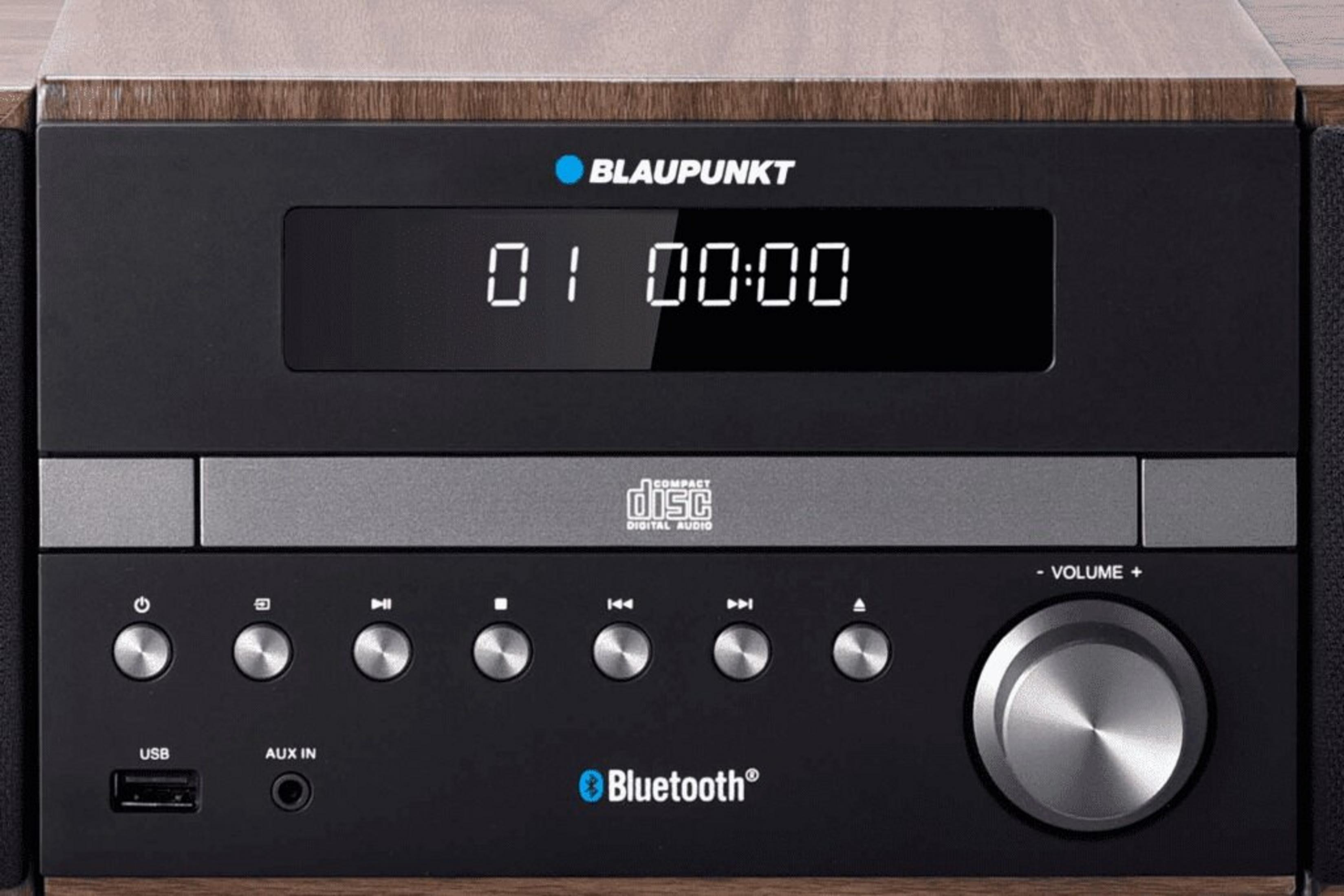 Impianto stereo Blaupunkt nero con display '01 00:00', pulsanti, manopola del volume e logo Bluetooth.