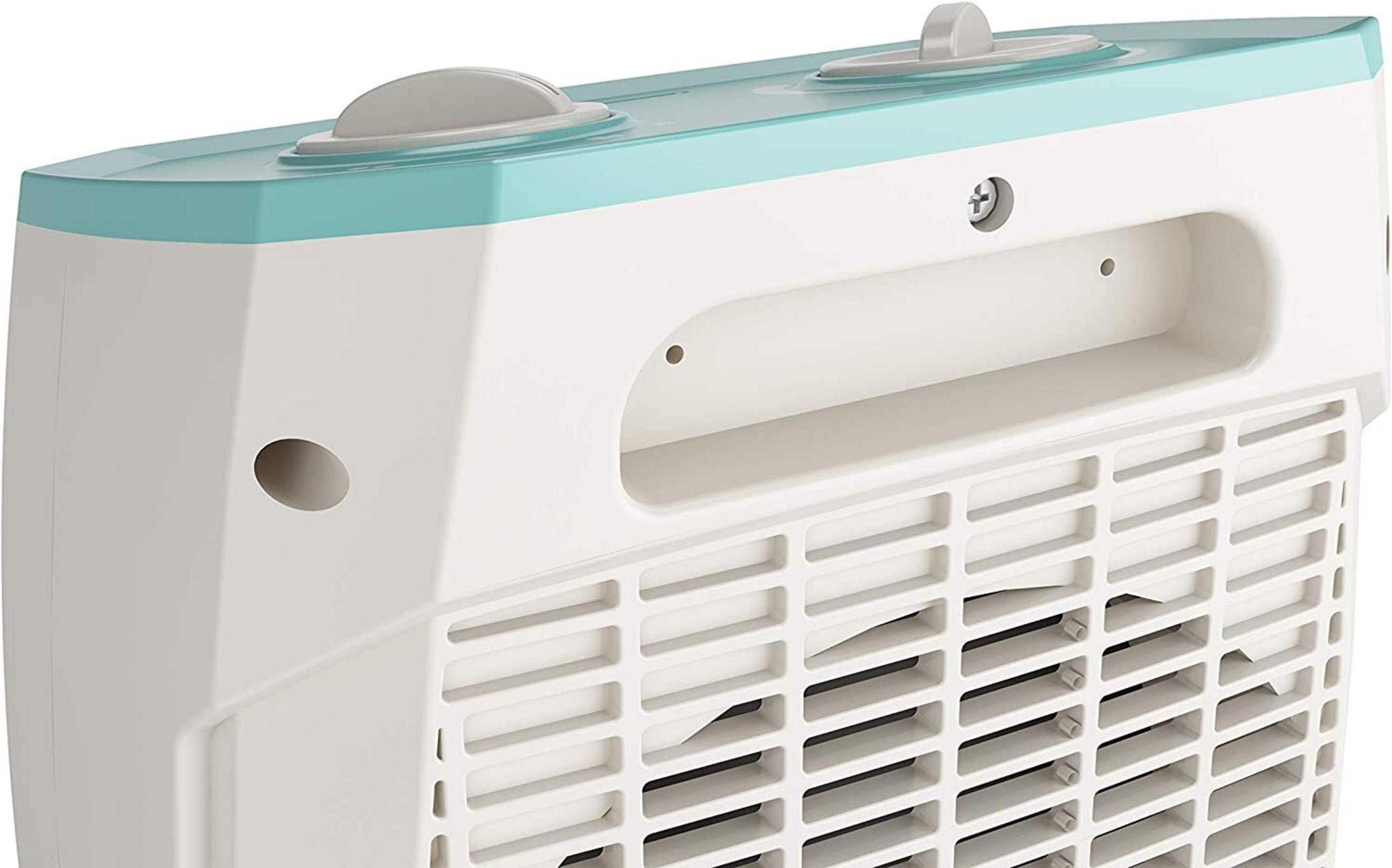 Biały i turkusowy oczyszczacz powietrza. Ma uchwyt, osłonę wentylatora i dwa pokrętła u góry.