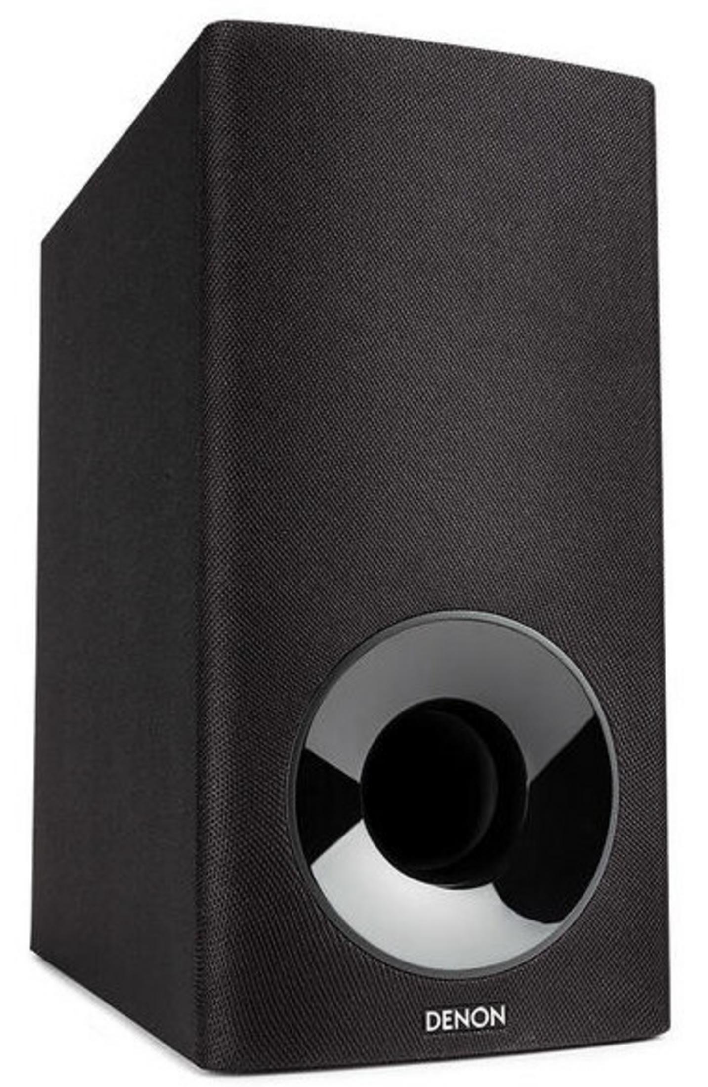 Ein schwarzer Subwoofer mit einem glänzenden schwarzen Kreis auf der Vorderseite. Unten steht der Markenname 'Denon'.