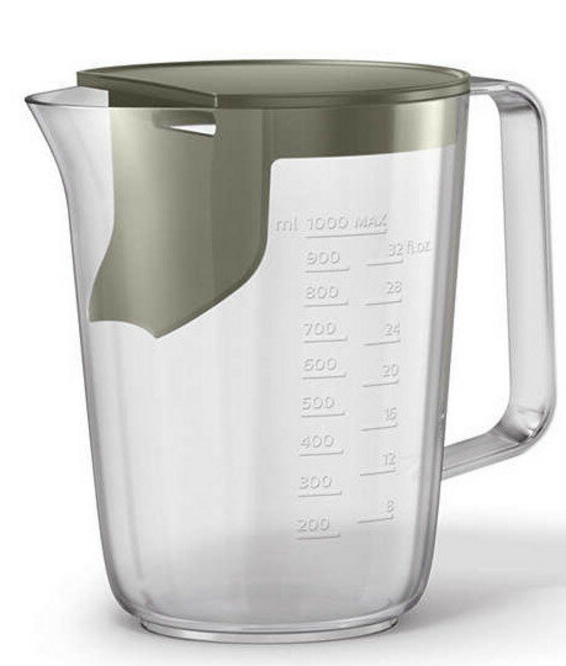 Una caraffa di misurazione in plastica trasparente con coperchio e manico verde scuro. Ha misure in ml e fl oz.