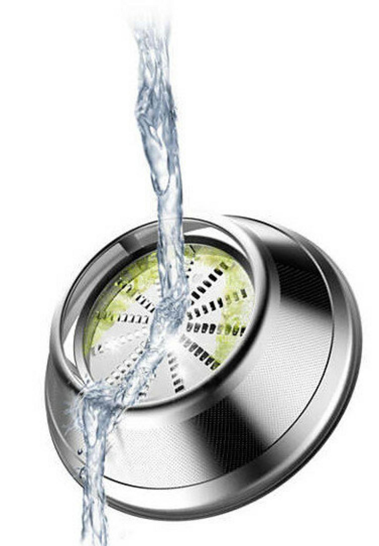 Acqua che scorre su un filtro metallico. Il filtro ha un interno verde. Sfondo bianco.