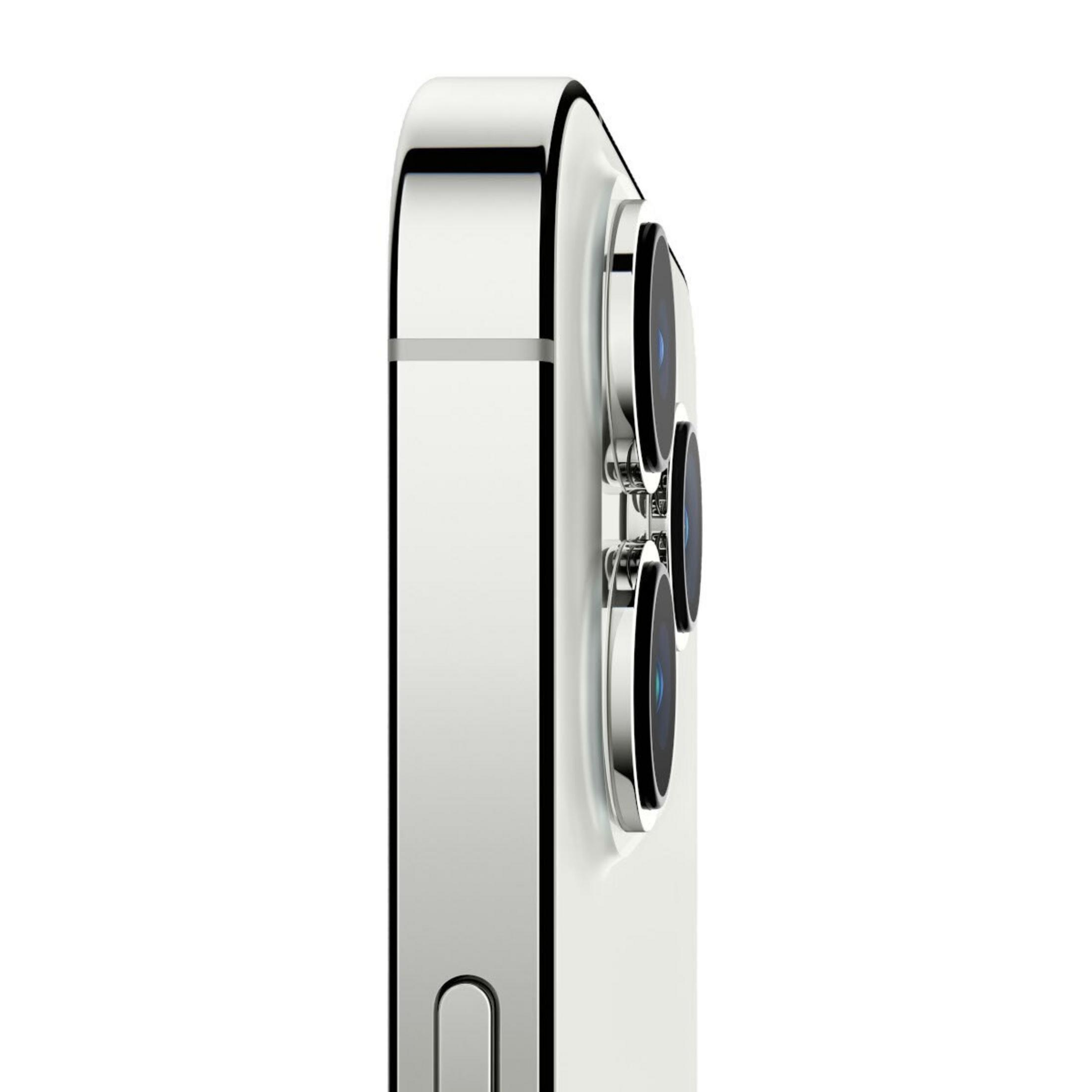 Vista laterale di un iPhone argentato con tre obiettivi. Il telefono è su sfondo bianco, con un design elegante.