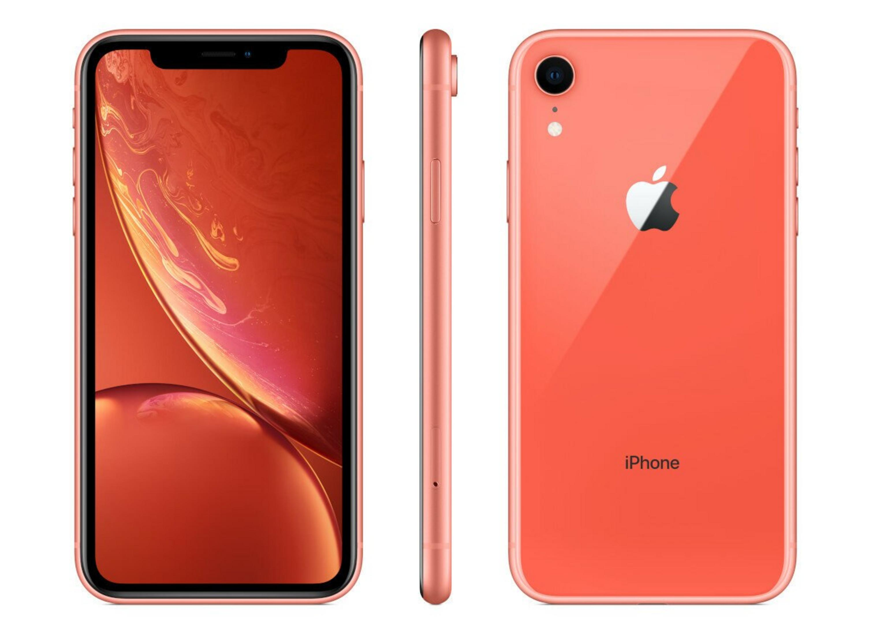 Trzy widoki koralowego iPhone'a. Widok z przodu z włączonym ekranem, widok z boku i widok z tyłu z logo Apple.