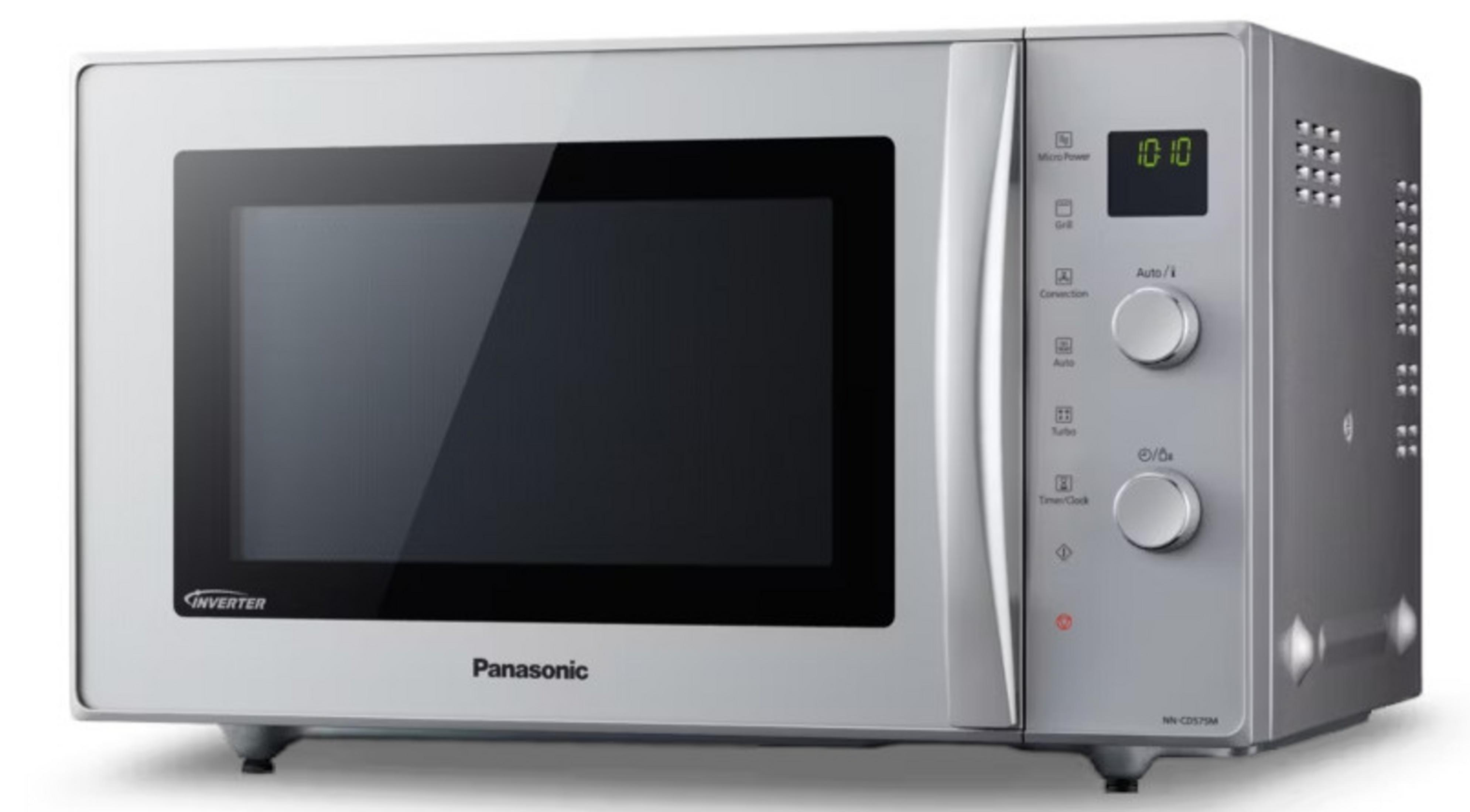 Un forno a microonde Panasonic argentato con porta nera e display digitale che mostra le 10:10.