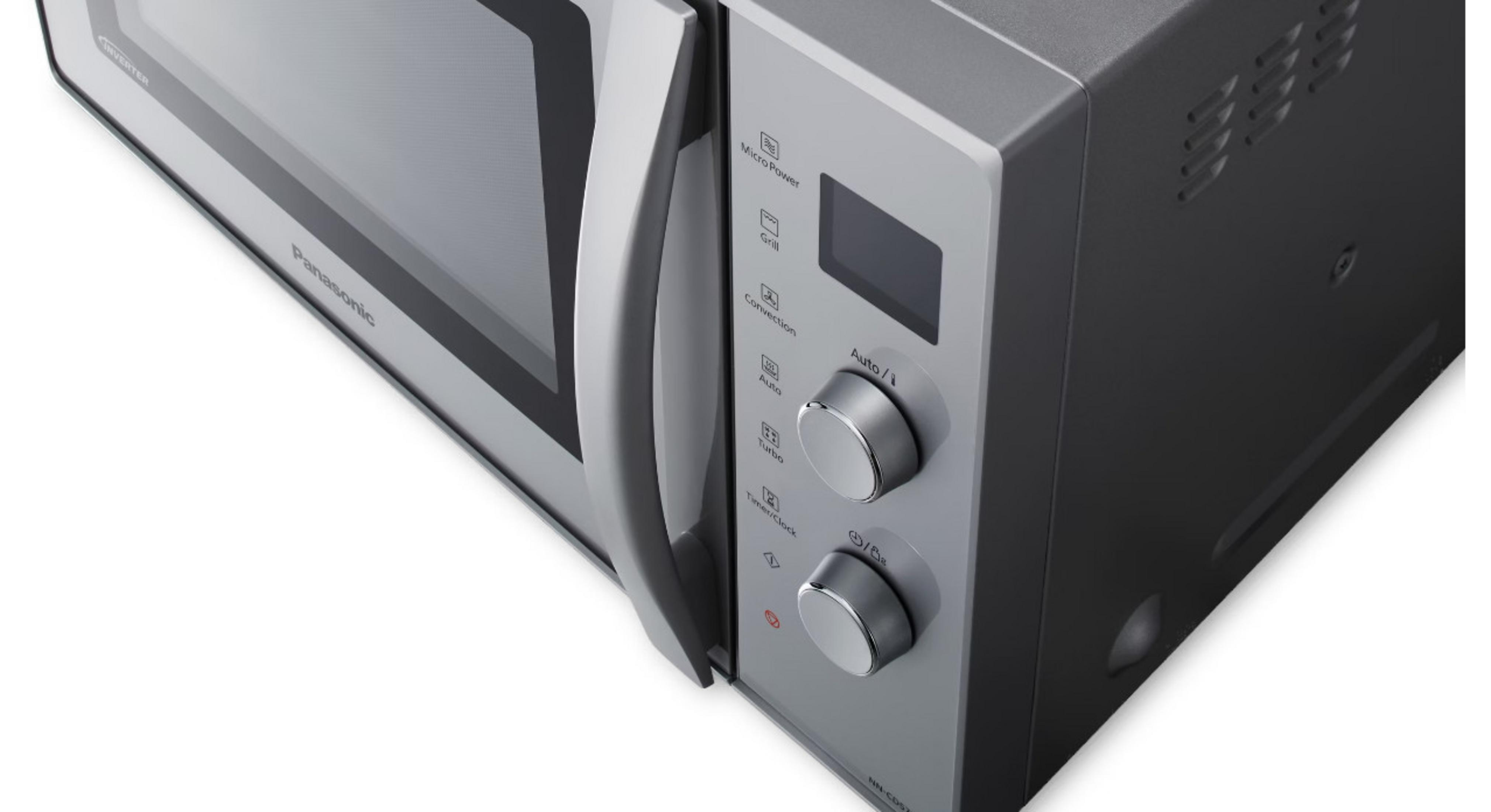 Primo piano di un microonde Panasonic. È grigio e nero con pulsanti e una maniglia. Il marchio è visibile.