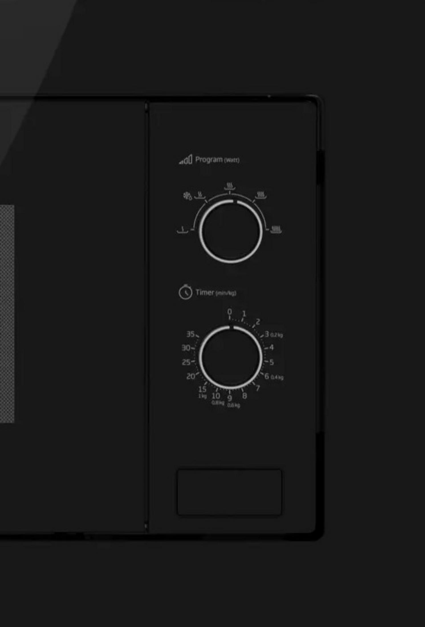 Czarny panel sterowania mikrofalą. Pokrętła do programu i timera. Tekst zawiera 'Program (Watt)' i 'Timer (min/kg)'.