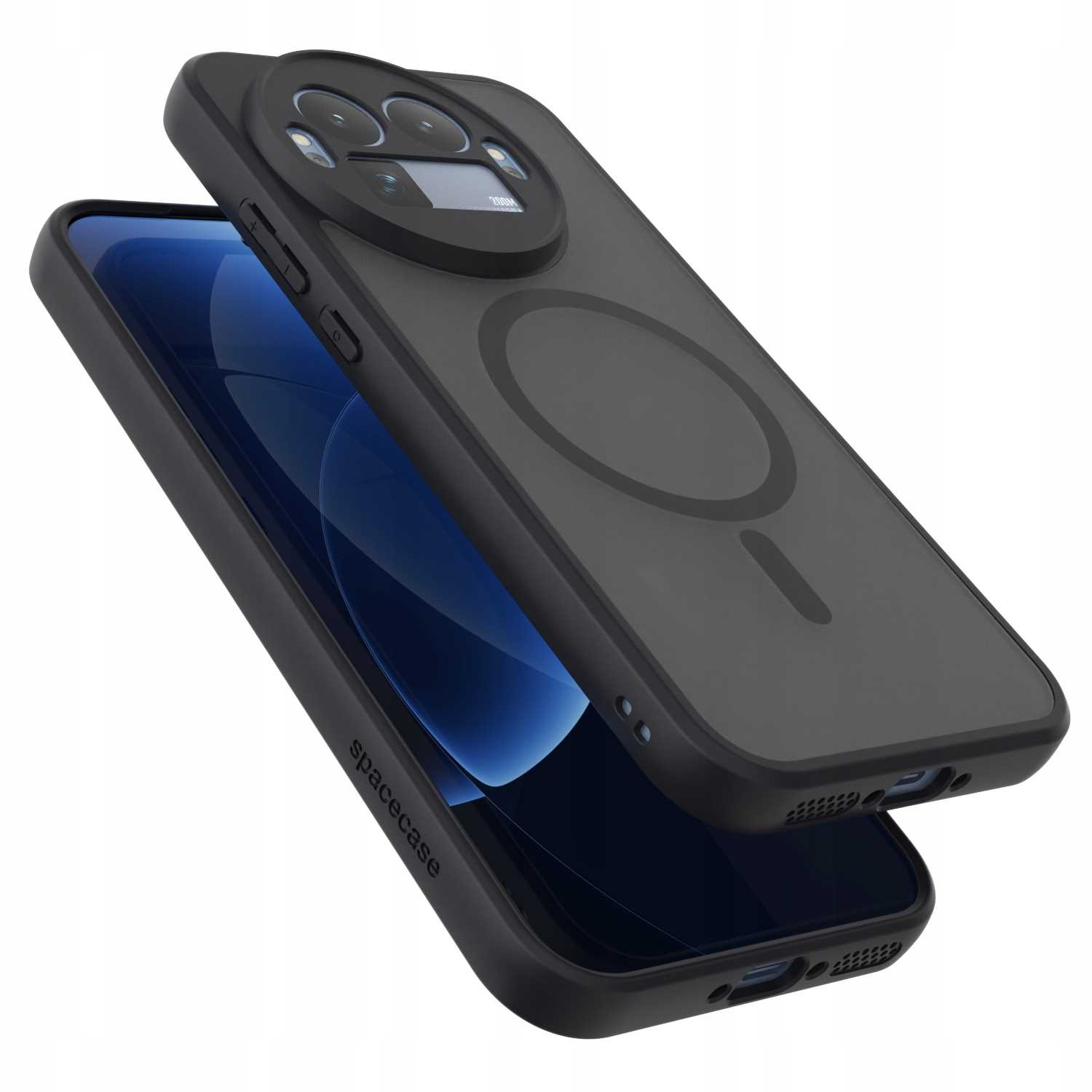 Czarny futerał na telefon z wypukłością aparatu, lekko otwarty. Ekran telefonu wyświetla niebieski gradient. Nadruk 'spacecase'.