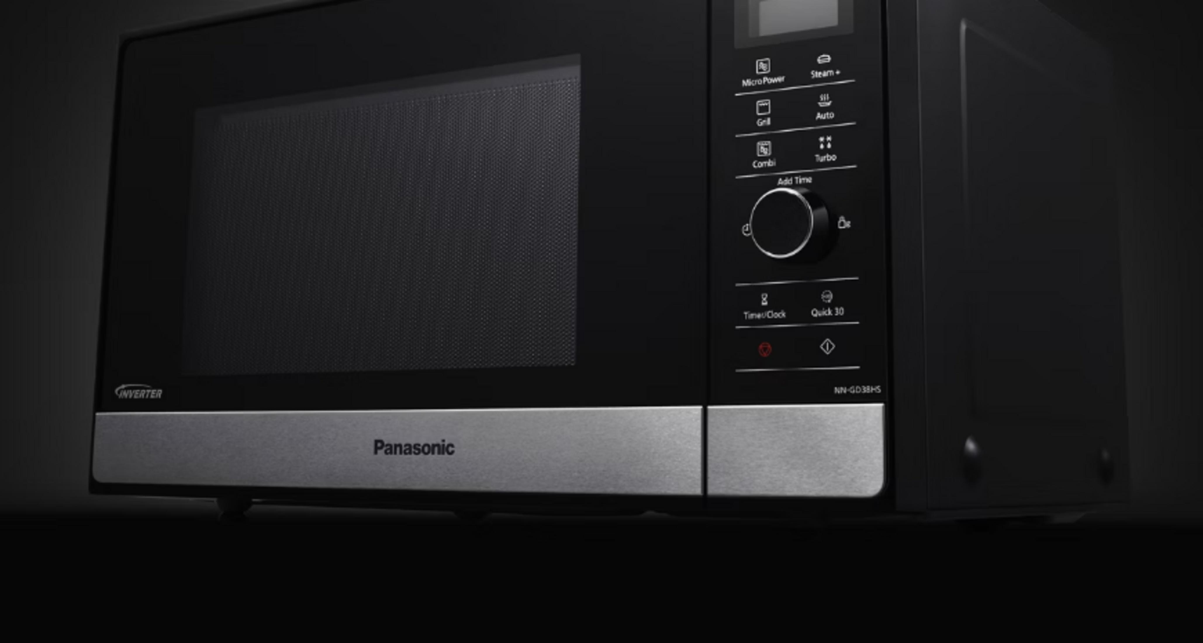 Czarna kuchenka mikrofalowa Panasonic. Ma cyfrowy wyświetlacz i panel sterowania z różnymi ustawieniami.