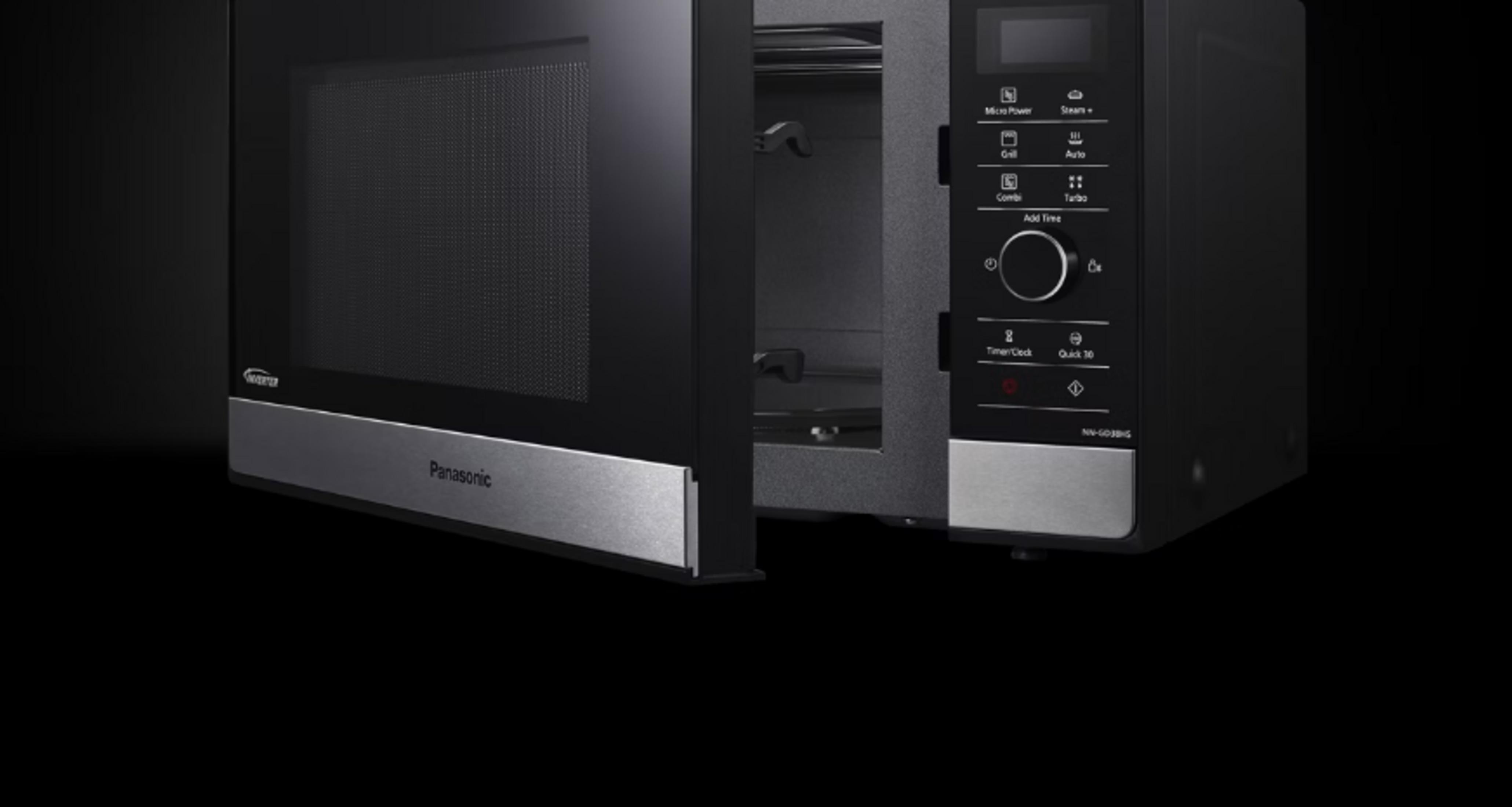 Czarny piekarnik mikrofalowy Panasonic z otwartymi drzwiami. Widoczny panel sterowania z przyciskami i wyświetlaczem. Srebrne akcenty i czarne tło.