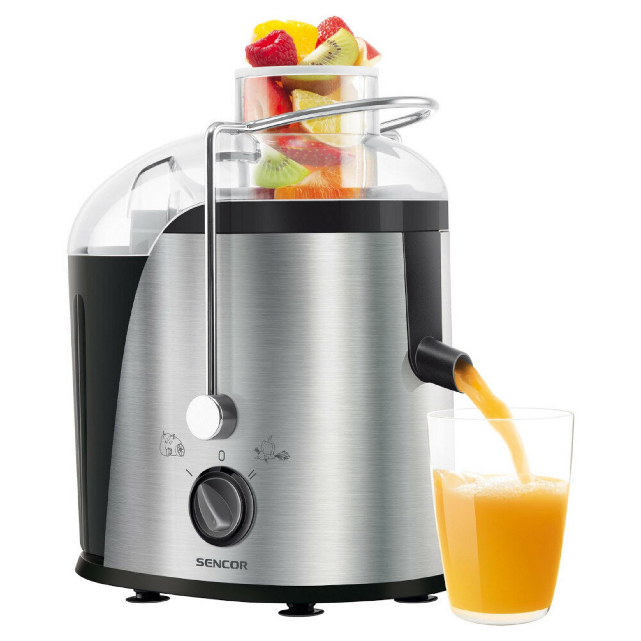 Un estrattore di succo con frutta nel contenitore e succo versato in un bicchiere. L'estrattore è argento e nero.