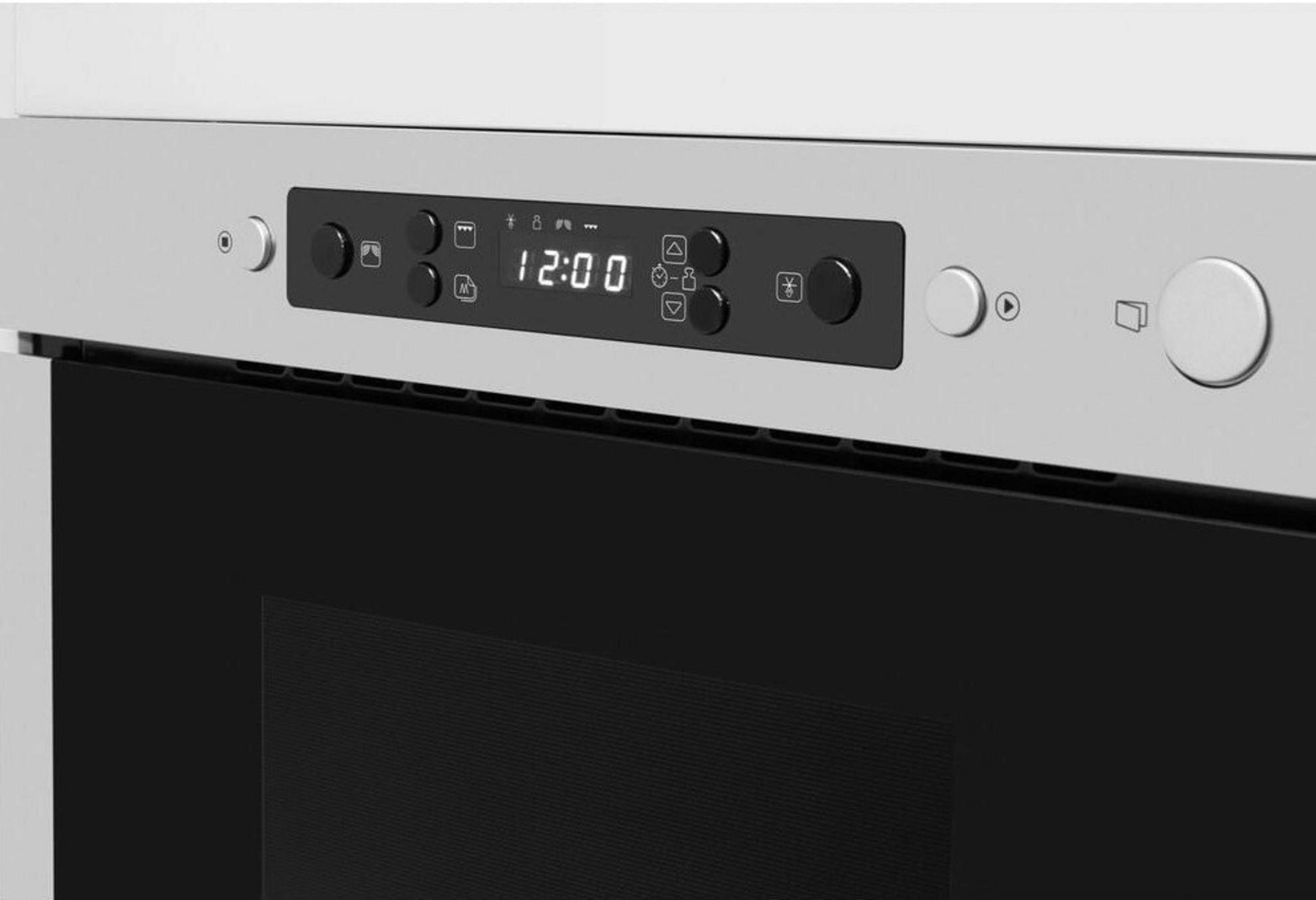 Primo piano del pannello di controllo del forno con orologio digitale che indica le 12:00. Manopole e pulsanti sono visibili.