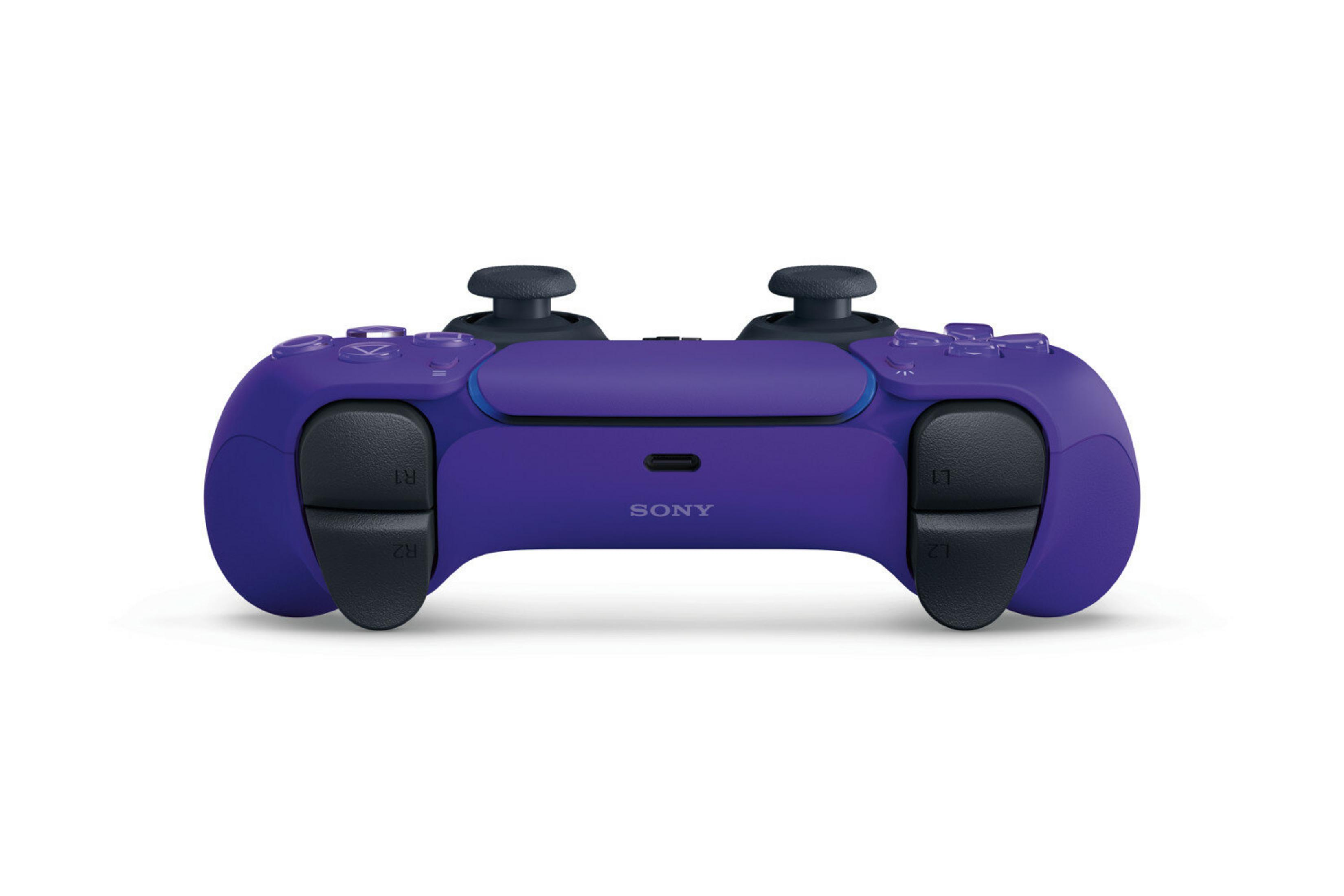 Beyaz bir arka plan üzerinde, siyah düğmeli ve joystickli mor bir Playstation 5 kontrolcüsü.