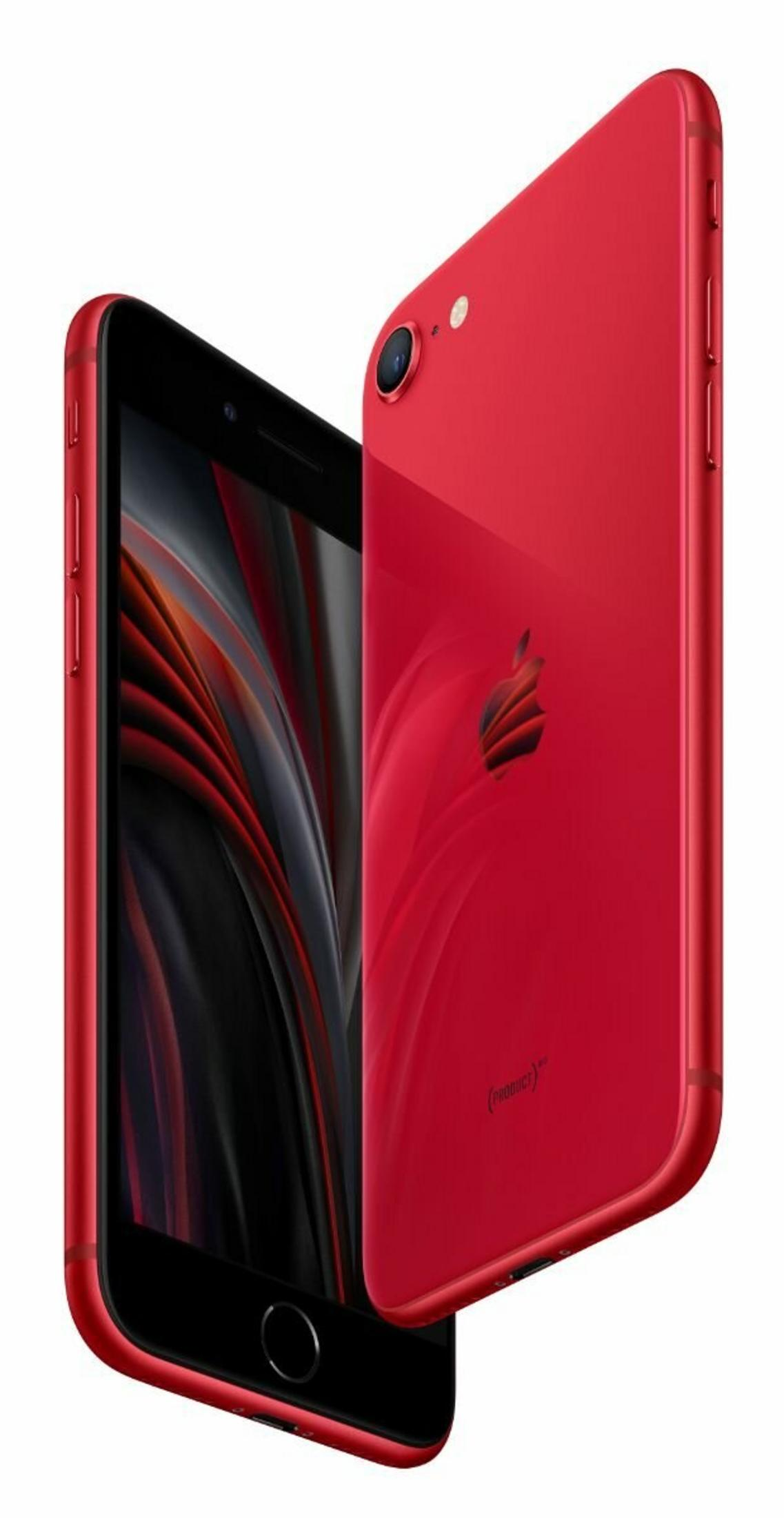 Wyświetlany jest czerwony iPhone z czarnym ekranem. Telefon jest pod kątem, pokazując tył z logo Apple.