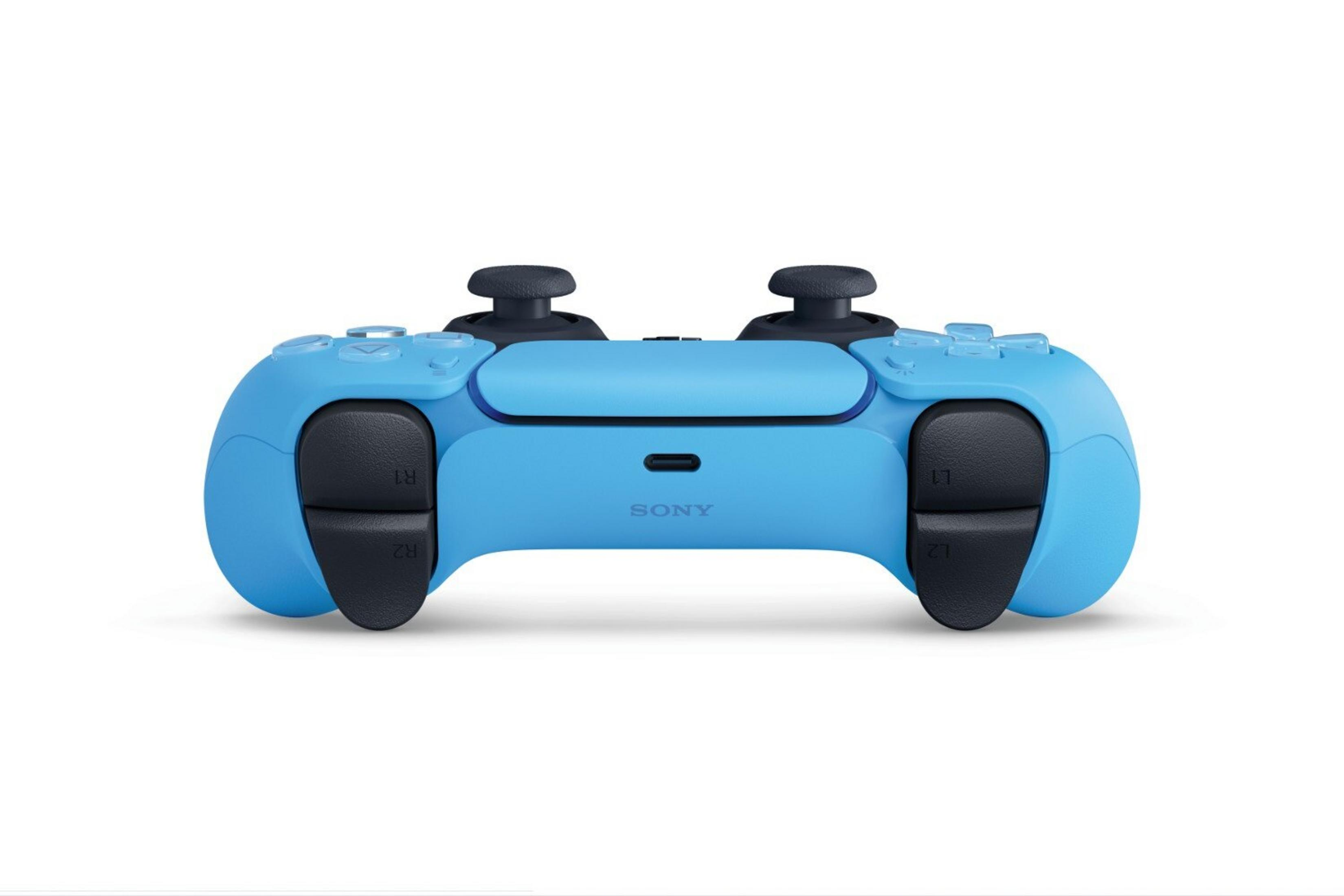 Niebieski kontroler PlayStation 5. Ma czarne drążki analogowe i przyciski. Tło jest białe.
