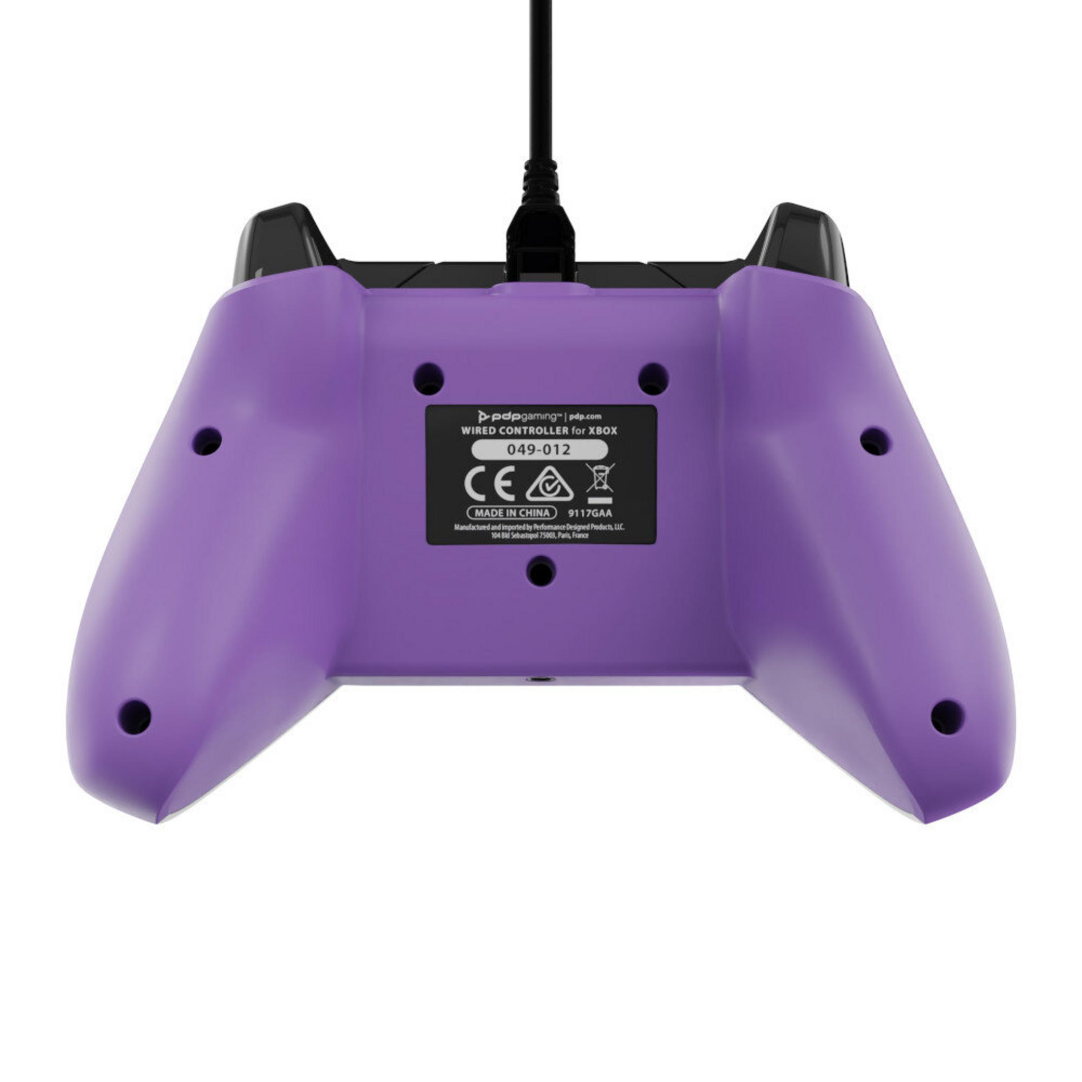Widoczny jest fioletowy kontroler Xbox z kablem, z czarnym kablem na górze i szczegółami producenta.