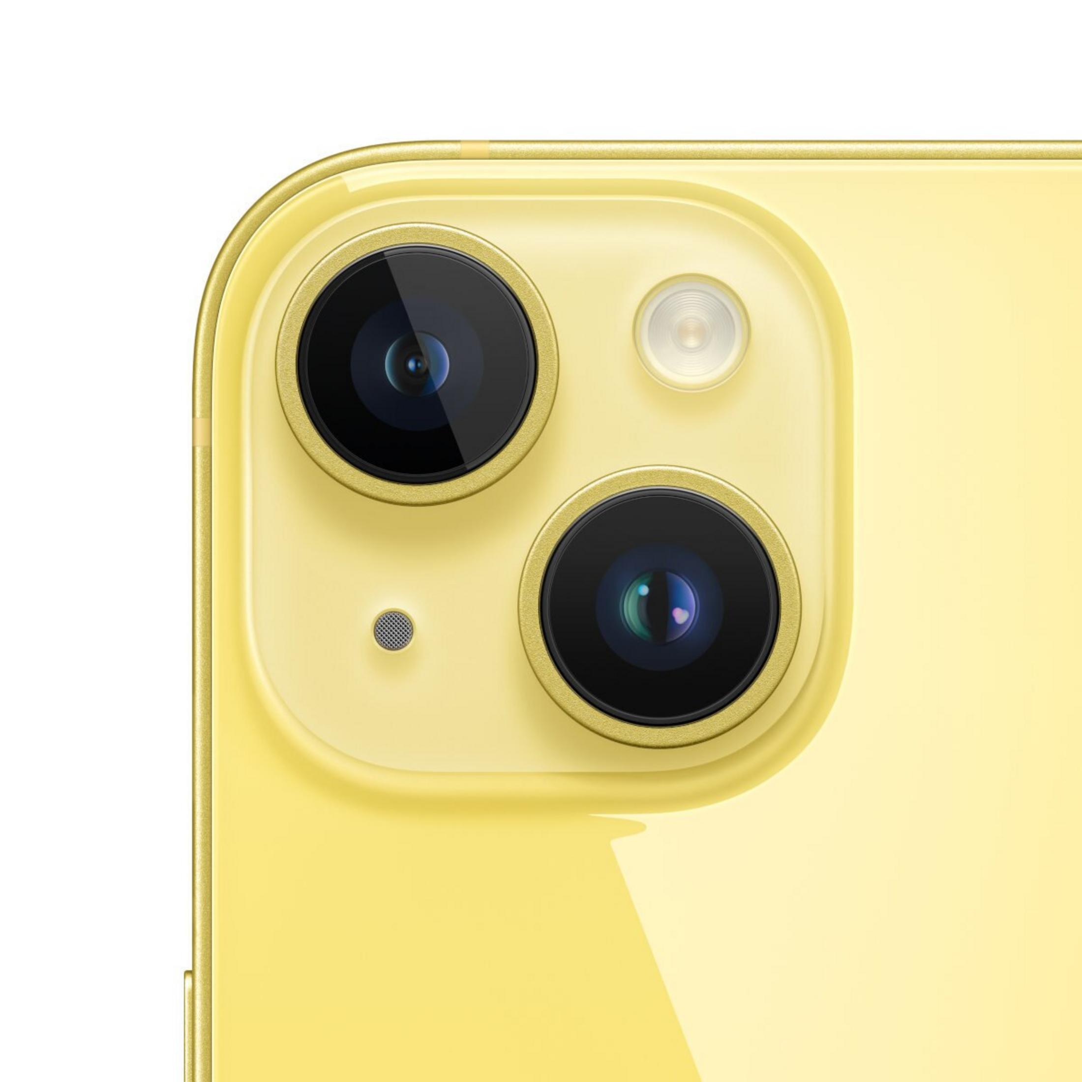 Primo piano del modulo fotocamera di un telefono giallo con tre obiettivi e un microfono. Lo sfondo è bianco.