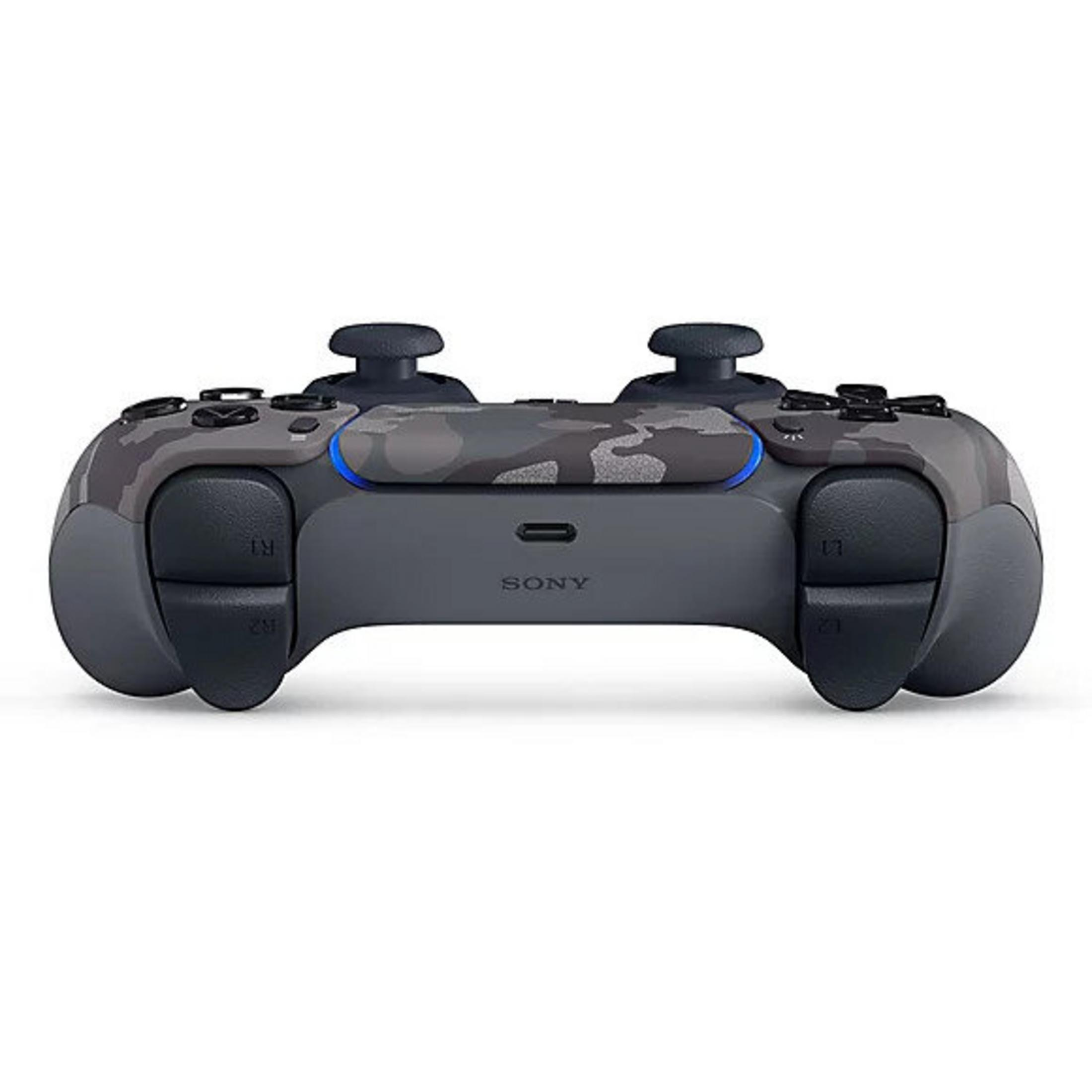 Een PS5-controller met camouflagepatroon is gecentreerd. Het heeft donkergrijze en zwarte knoppen. Het Sony-logo is zichtbaar.
