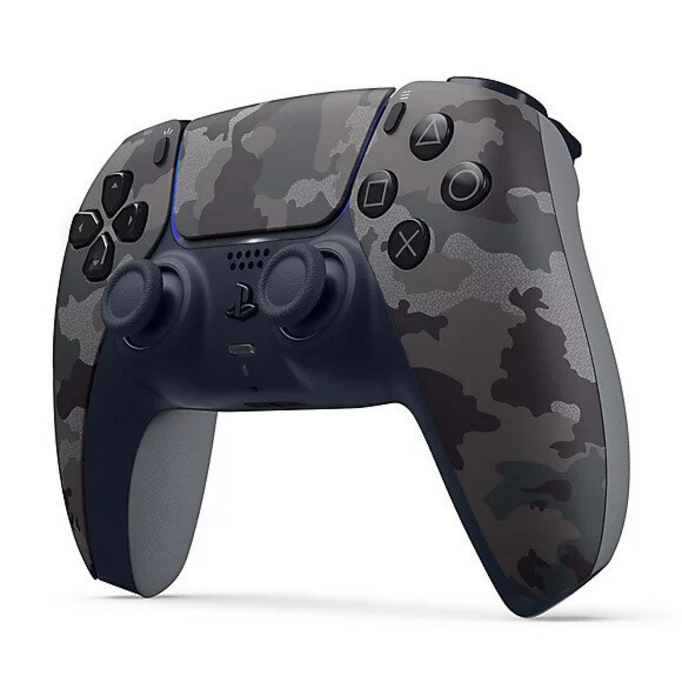 Een PS5-controller met camouflagepatroon. Het heeft knoppen en sticks. De achtergrond is wit.