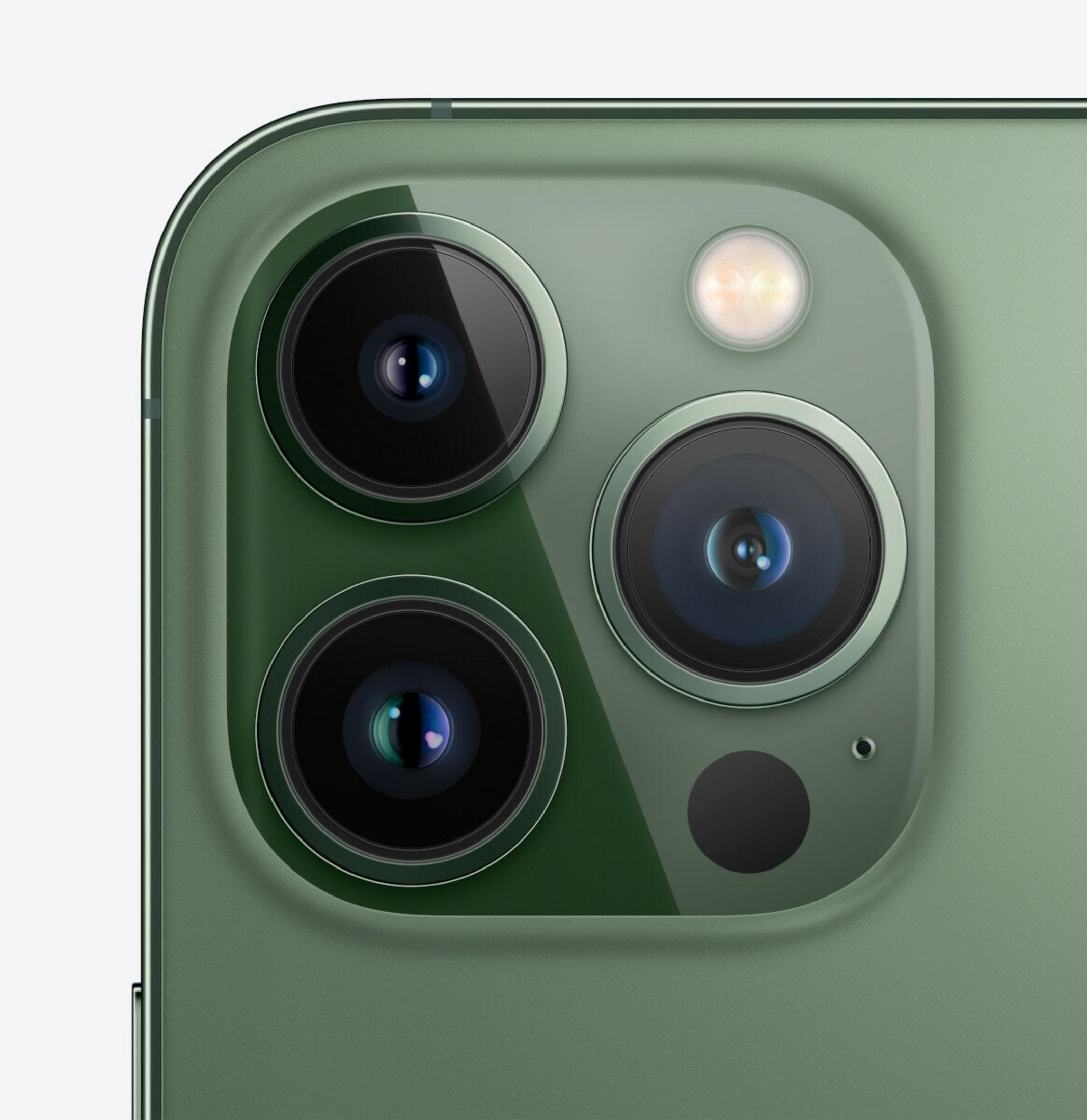 Primo piano del modulo fotocamera verde di uno smartphone con tre lenti, un flash e un piccolo cerchio nero.