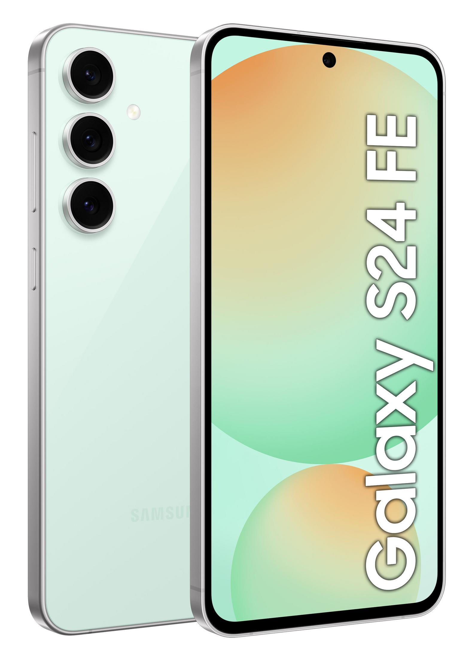 Uno smartphone Samsung Galaxy S24 FE verde menta. Ha tre fotocamere posteriori e uno schermo con il nome del telefono.