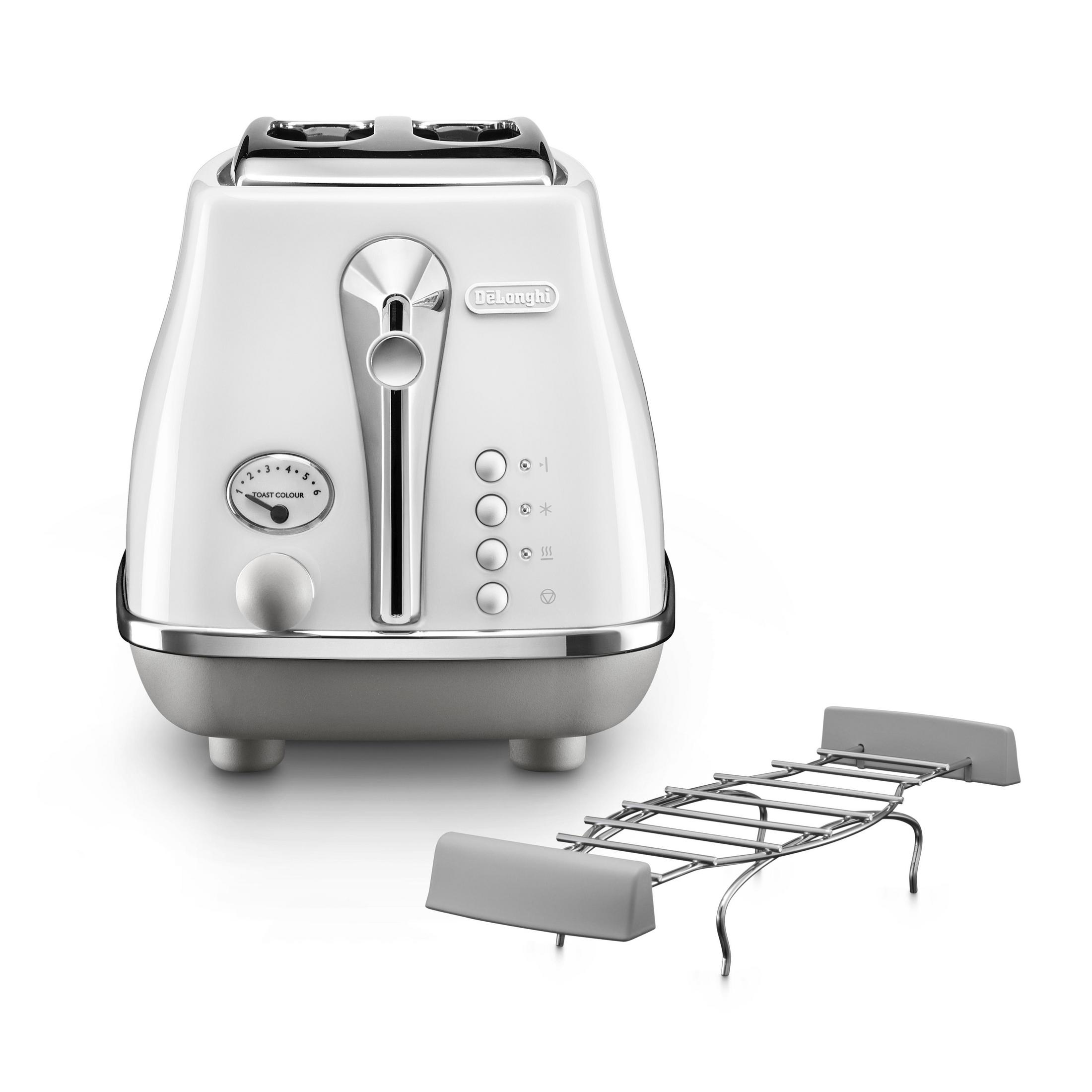 Een witte en zilveren DeLonghi broodrooster met een grijze basis en een apart warmhoudrek op een witte achtergrond.