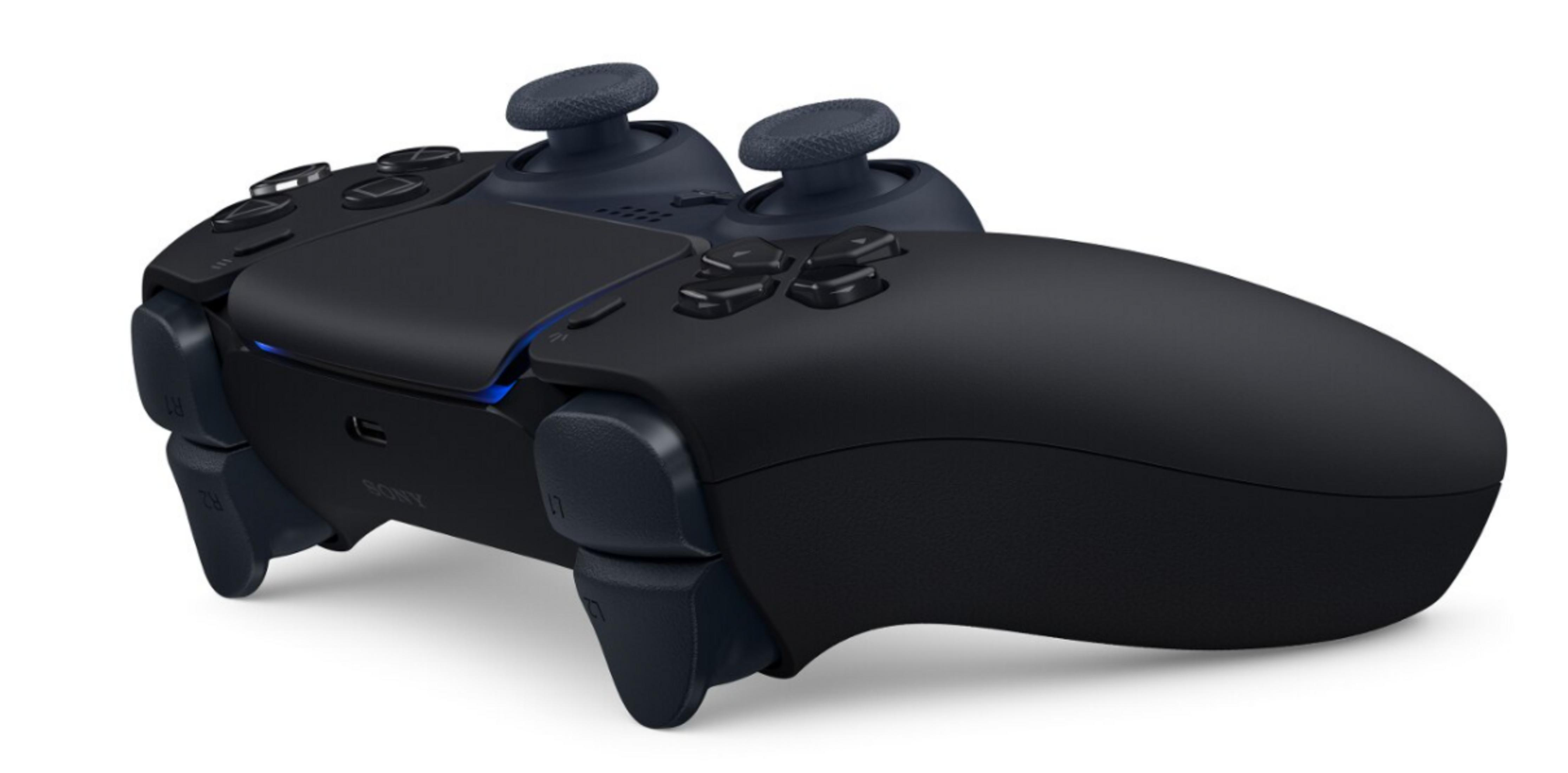 Czarny kontroler PlayStation 5 na białym tle. Ma przyciski, gałki analogowe i spusty.