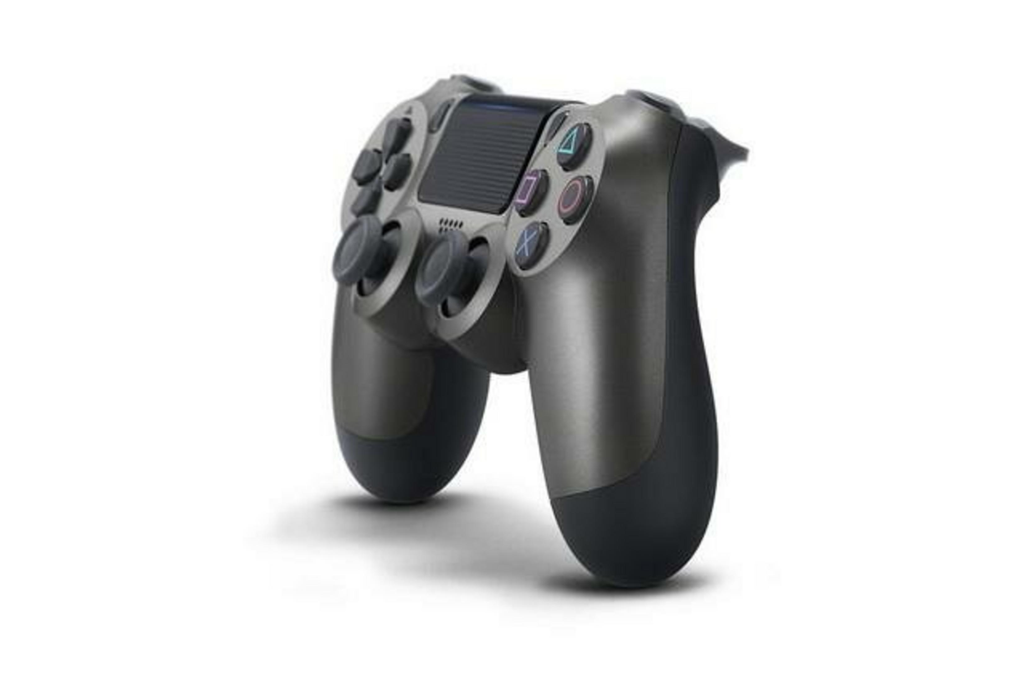 Ein grauer und schwarzer PlayStation 4-Controller, nach rechts abgewinkelt, mit sichtbaren Knöpfen und Joysticks, vor weißem Hintergrund.