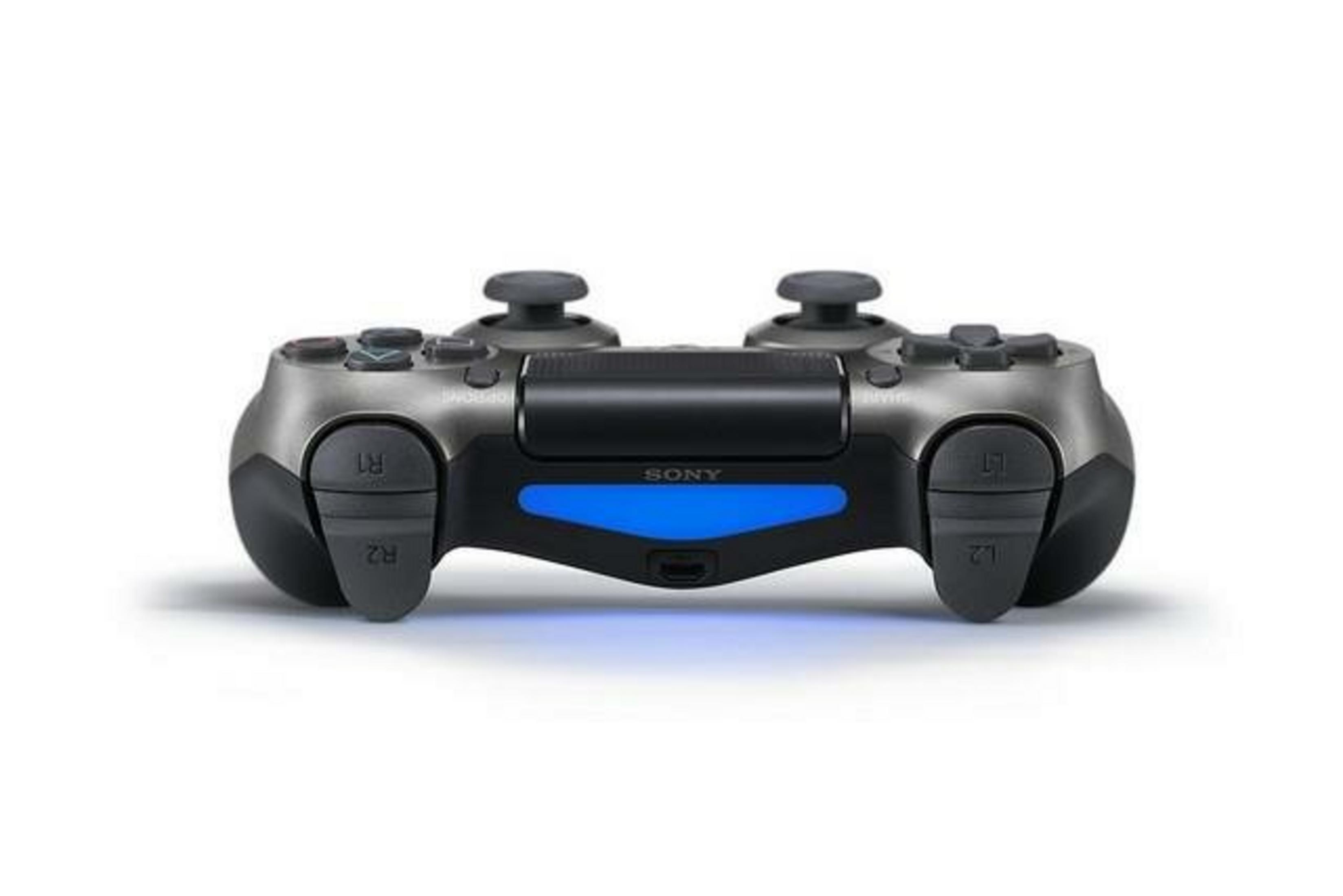 Ein grauer und schwarzer PlayStation 4-Controller ist auf weißem Hintergrund zentriert. Er hat Knöpfe, Joysticks und ein blaues Licht.