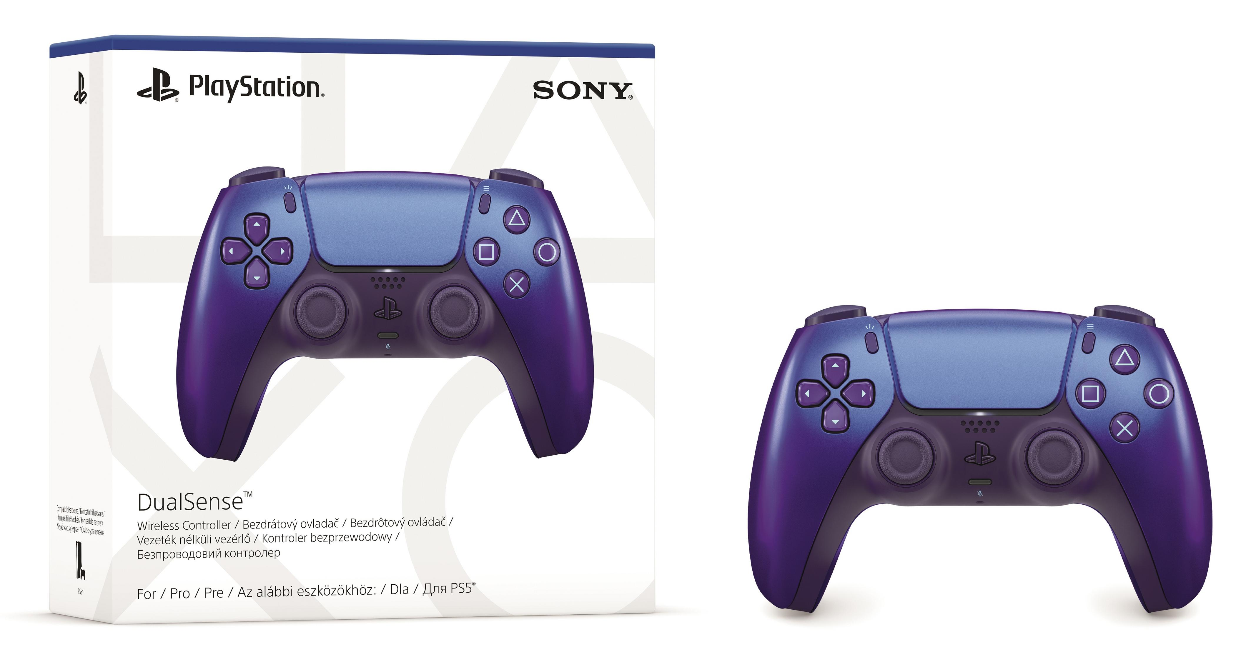 L'immagine mostra un controller wireless DualSense viola e blu per PlayStation 5. La scatola è bianca con il logo PlayStation.