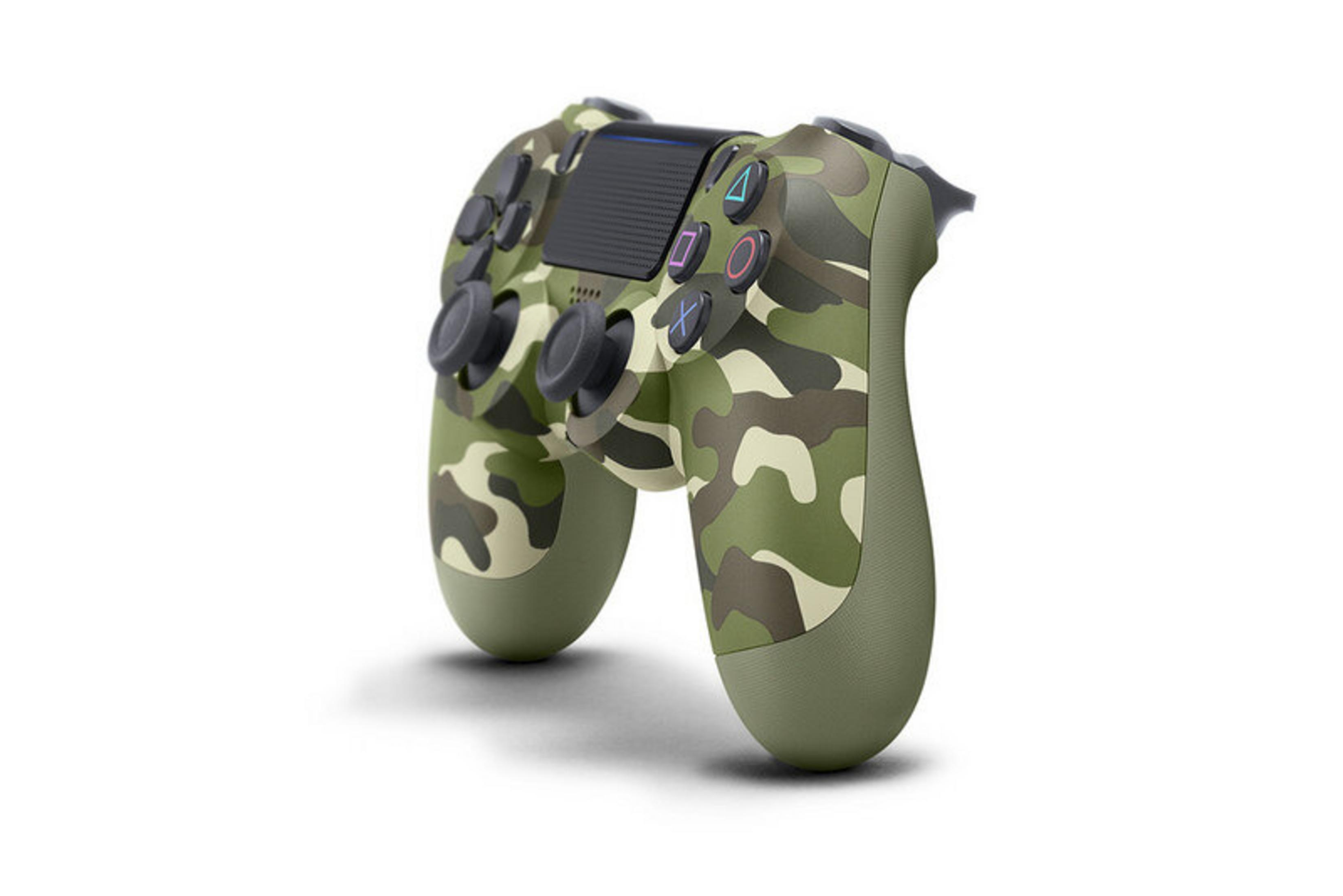 Ein Spielcontroller mit Camouflage-Muster, grün, braun und beige. Knöpfe sind verschiedenfarbig. Es ist auf weißem Hintergrund.
