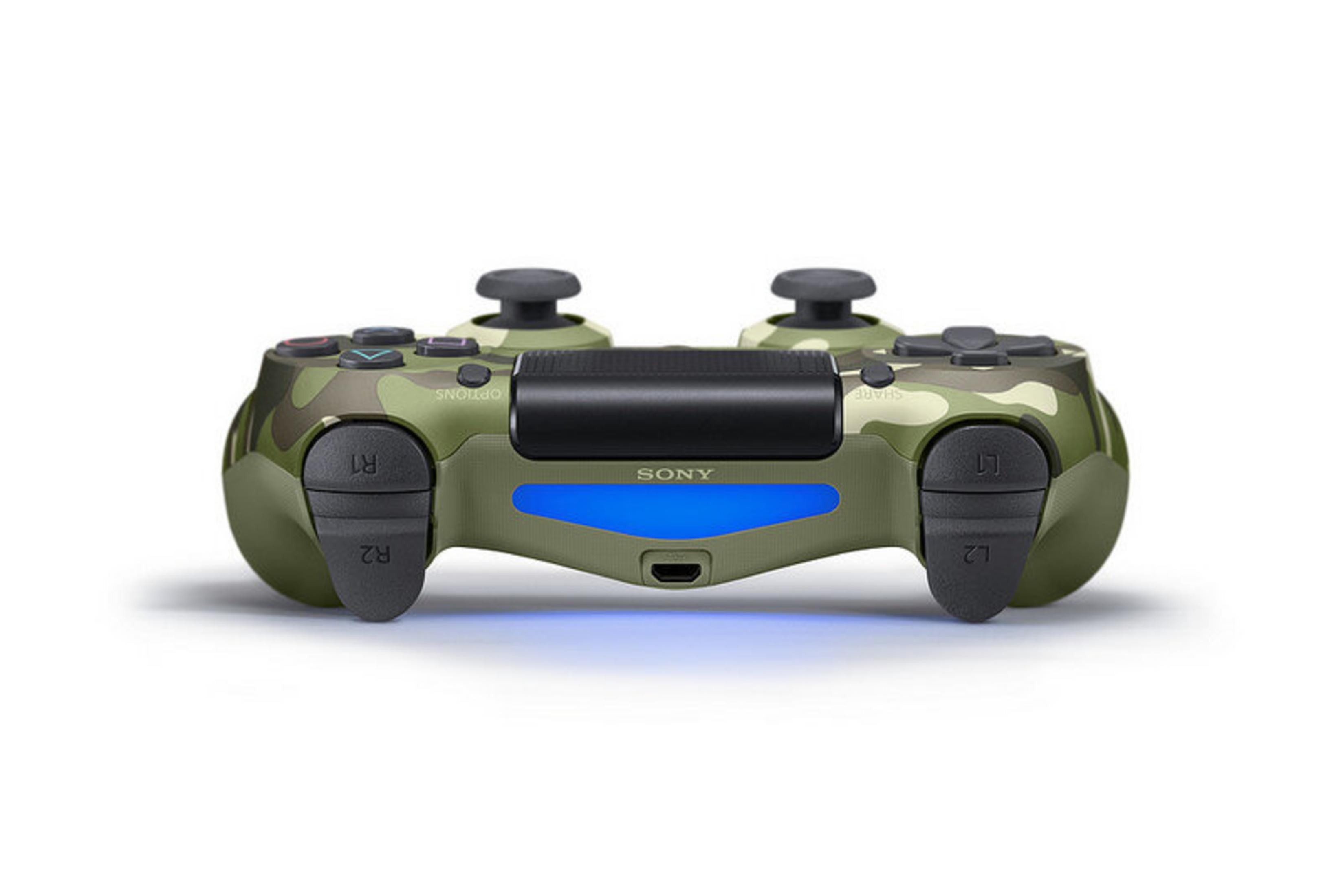 Tarnfarbener PlayStation 4-Controller auf Weiß. Tasten sind Optionen, Teilen und L1, L2, R1, R2. Sony-Logo sichtbar.
