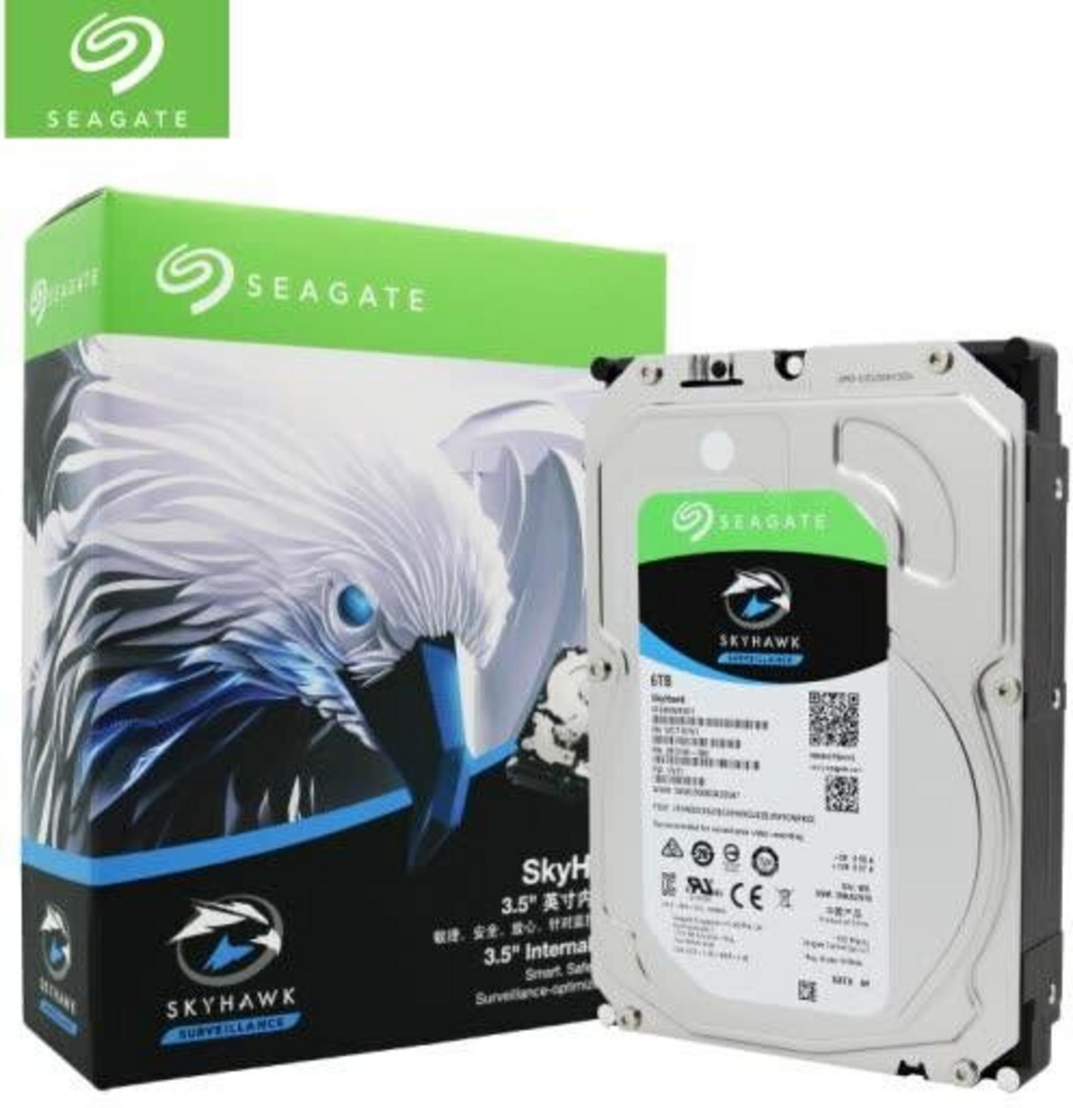 Dysk twardy i pudełko Seagate SkyHawk. Pudełko ma grafikę orła. Dysk ma etykietę Seagate.