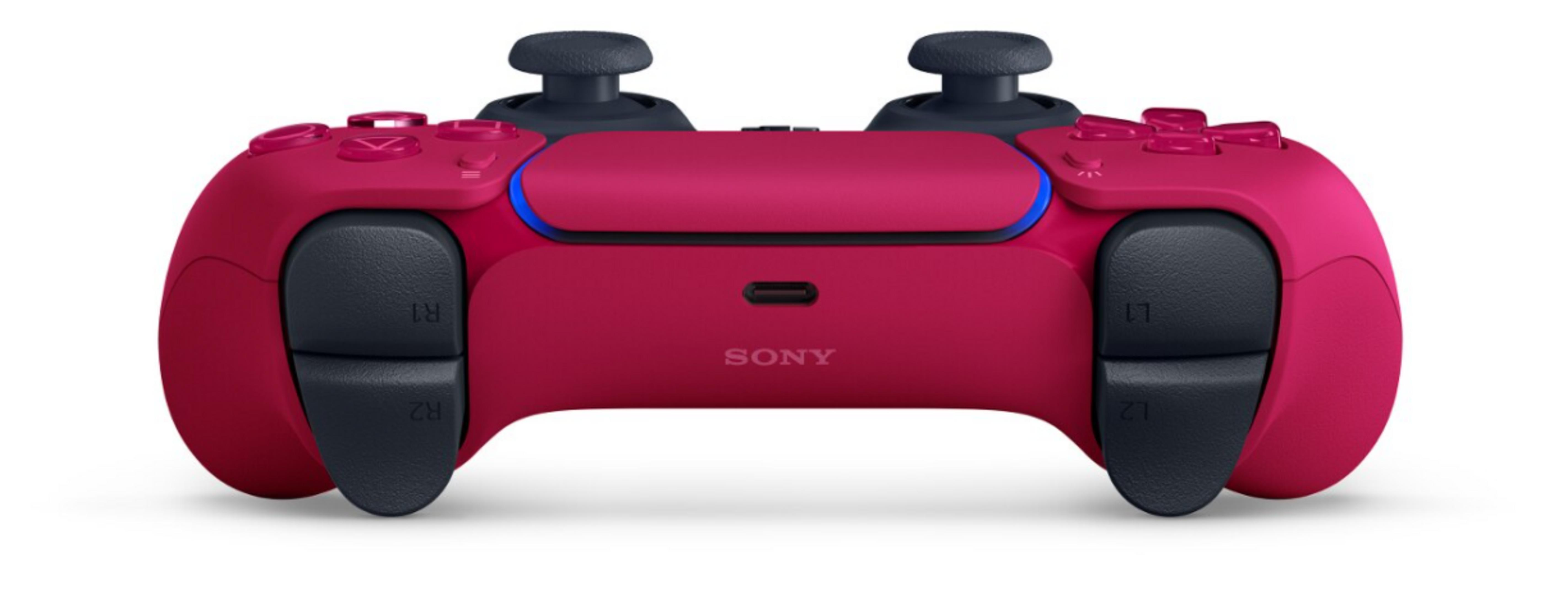 Un mando DualSense de PlayStation 5 carmesí, con botones y palancas negras, sobre un fondo blanco.