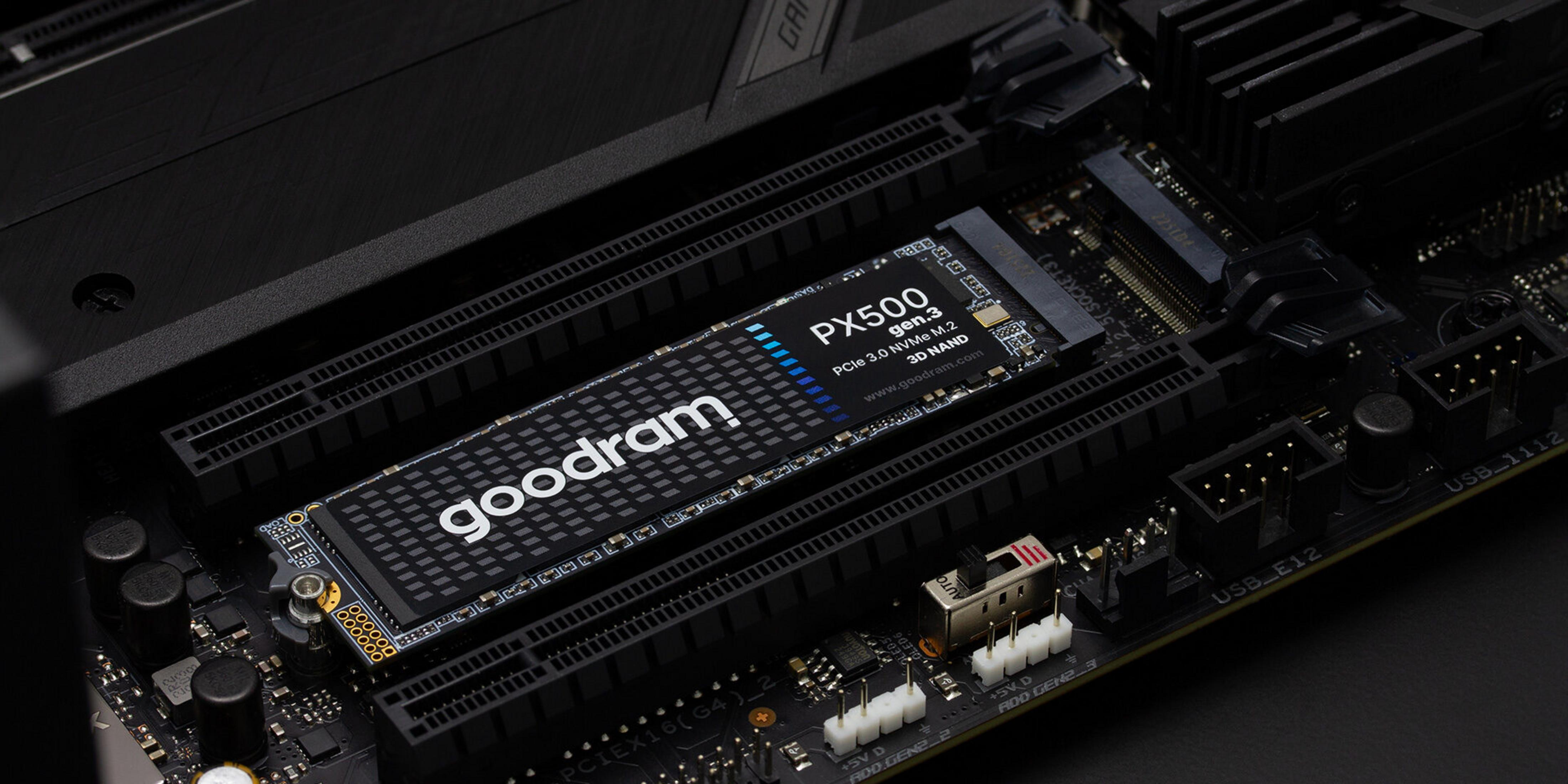 Disque SSD installé sur une carte mère. Le lecteur est un goodram PX500. Fond noir avec composants informatiques.